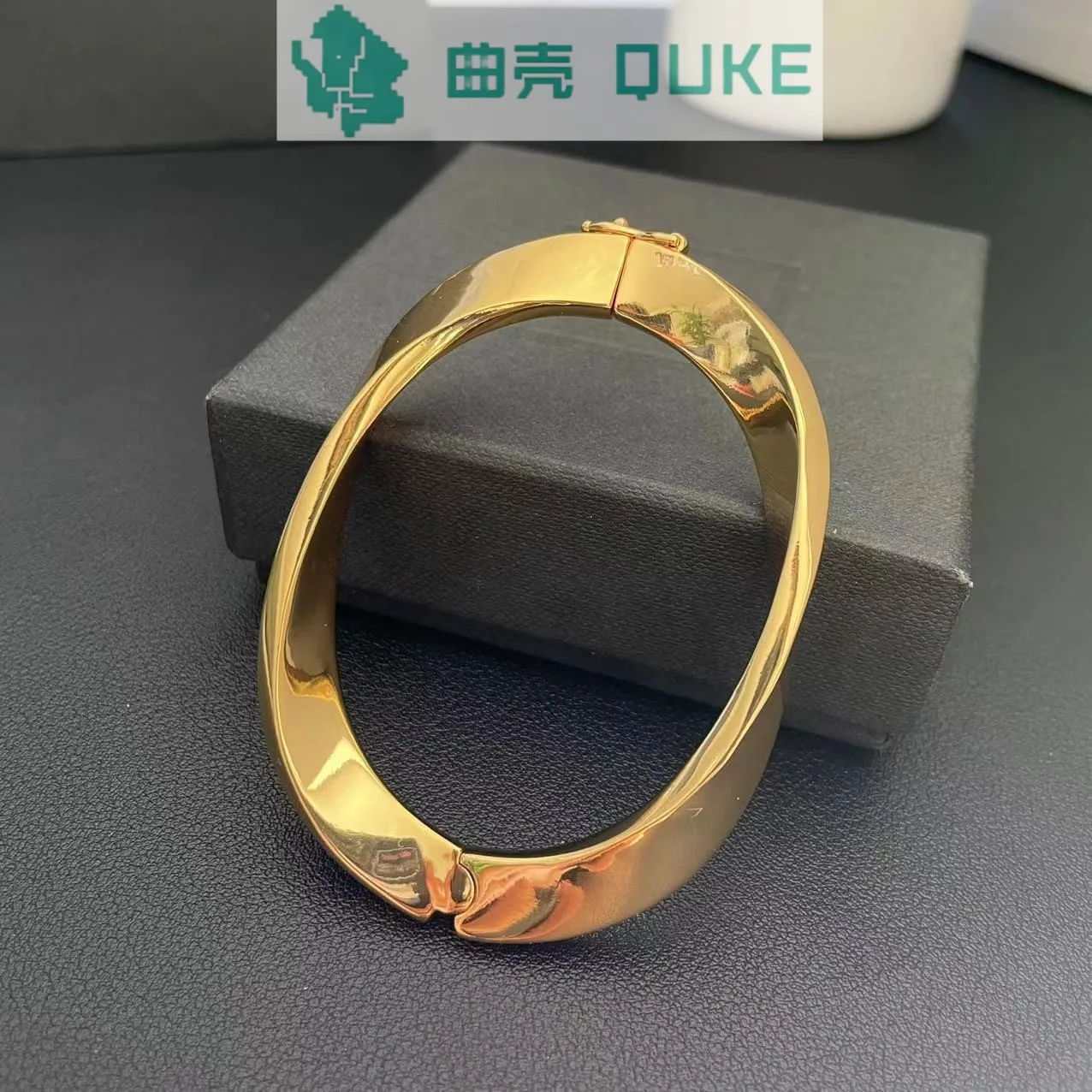 New retro irregular geometric shaped bracelet for women, simple personalized, light luxury and high-end feeling
New retro irregular geometric shaped bracelet for women, simple personalized, light luxury and high-end feeling