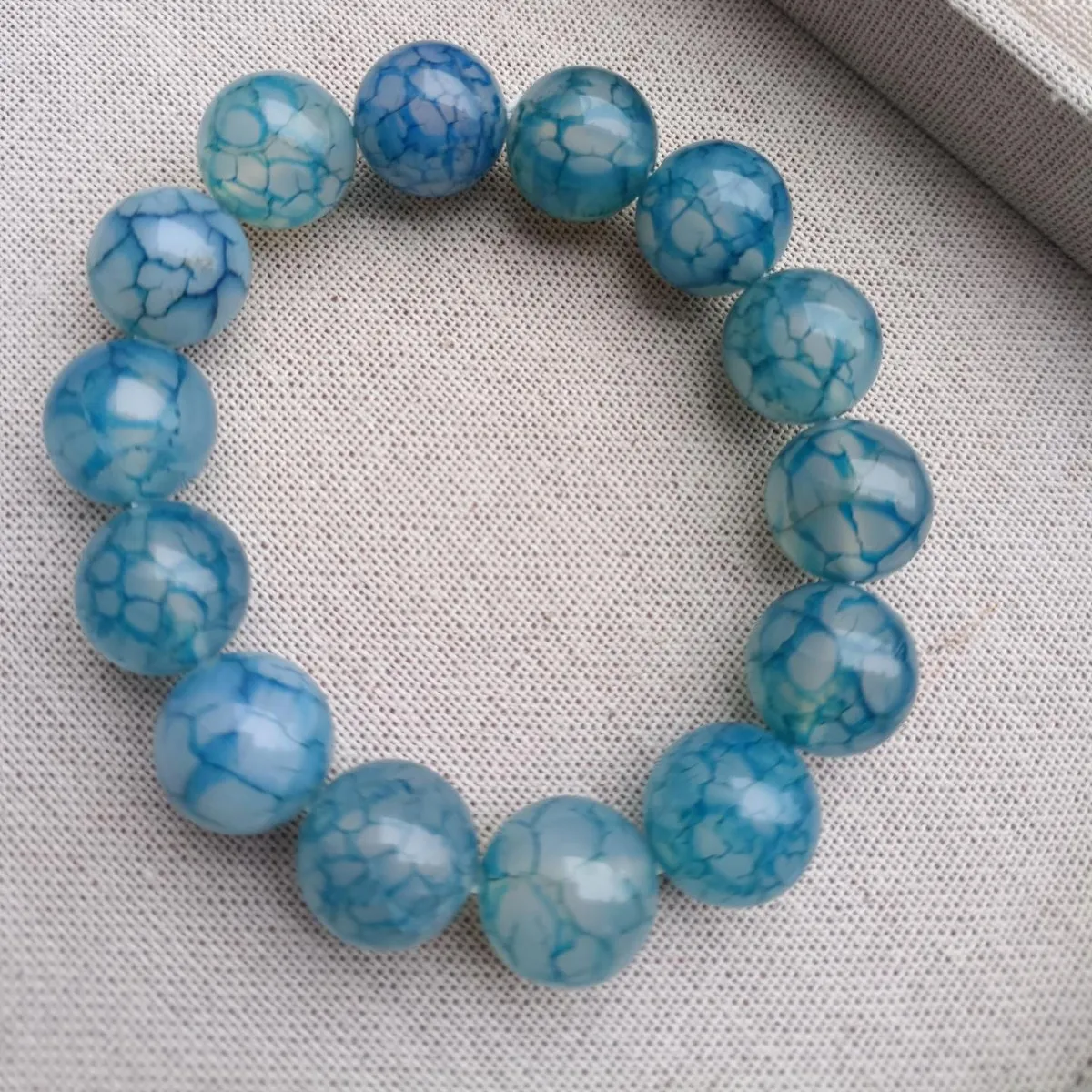 Exquisite green agate bracelet, hand-polished new green dragon pattern male and female couples bracelet
Exquisite green agate bracelet, hand-polished new green dragon pattern male and female couples bracelet