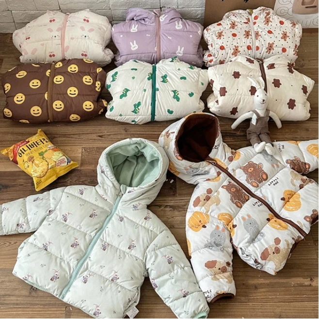 Новая зимняя двусторонняя пуховая хлопковая куртка для девочек и мальчиков с курткой с капюшоном для детей, утепленная плюшевая детская короткая куртка
Новая зимняя двусторонняя пуховая хлопковая куртка для девочек и мальчиков с курткой с капюшоном для детей, утепленная плюшевая детская короткая куртка