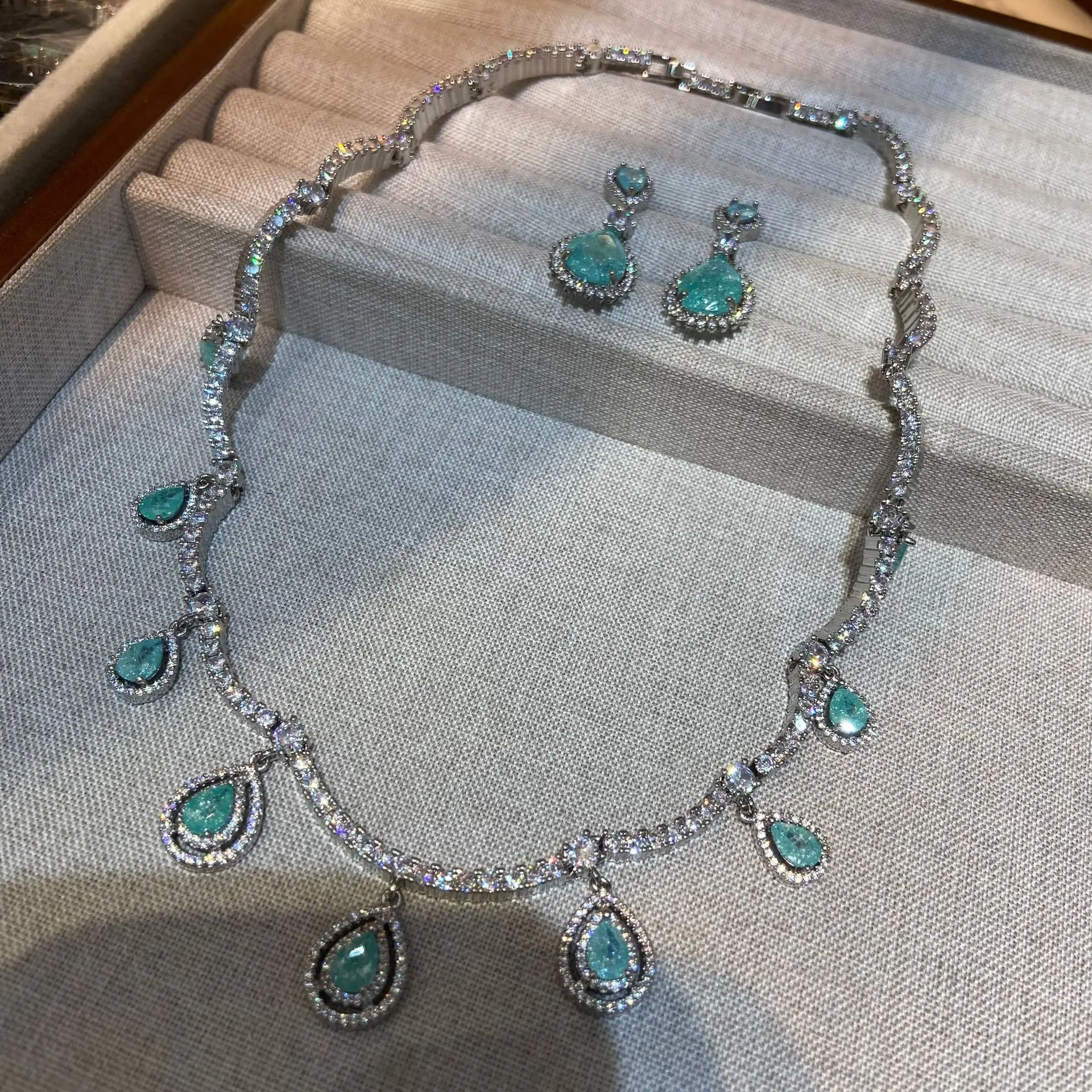 Новые серьги с цирконием в форме капли воды, комплект ожерелья, элегантные украшения для женщин, модное ожерелье с подвеской из сверкающего циркония
Новые серьги с цирконием в форме капли воды, комплект ожерелья, элегантные украшения для женщин, модное ожерелье с подвеской из сверкающего циркония