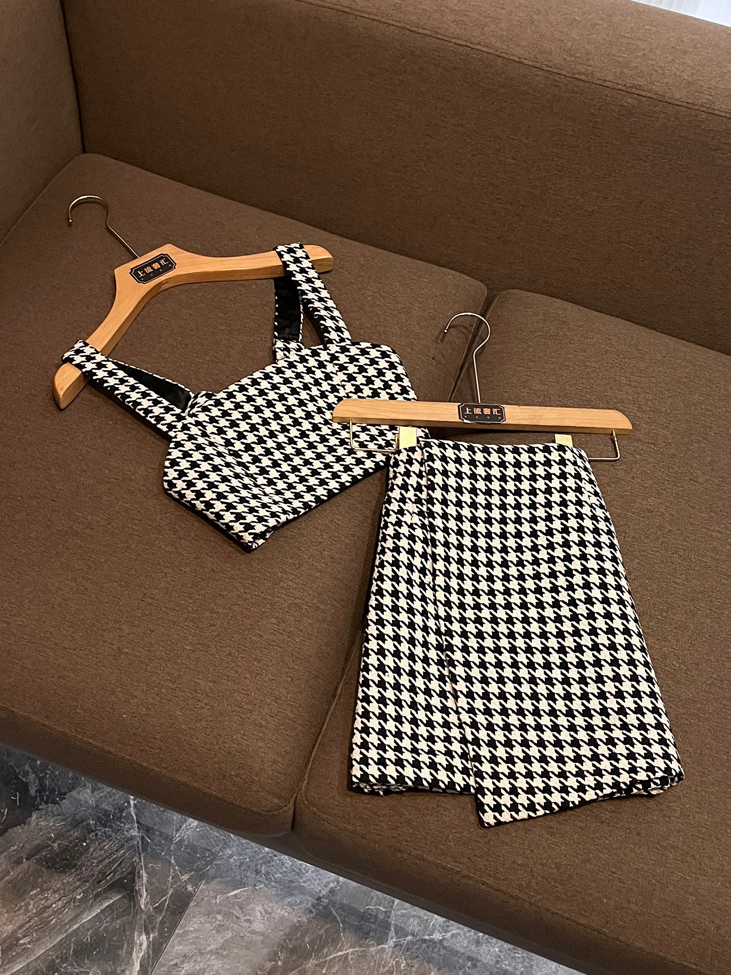 Summer 2026 Women's Vintage Plaid Crop Top And Skirt Set Slimming Two-Piece Suit Breathable Polyester Fiber Zipper Closure
Summer 2026 Women's Vintage Plaid Crop Top And Skirt Set Slimming Two-Piece Suit Breathable Polyester Fiber Zipper Closure