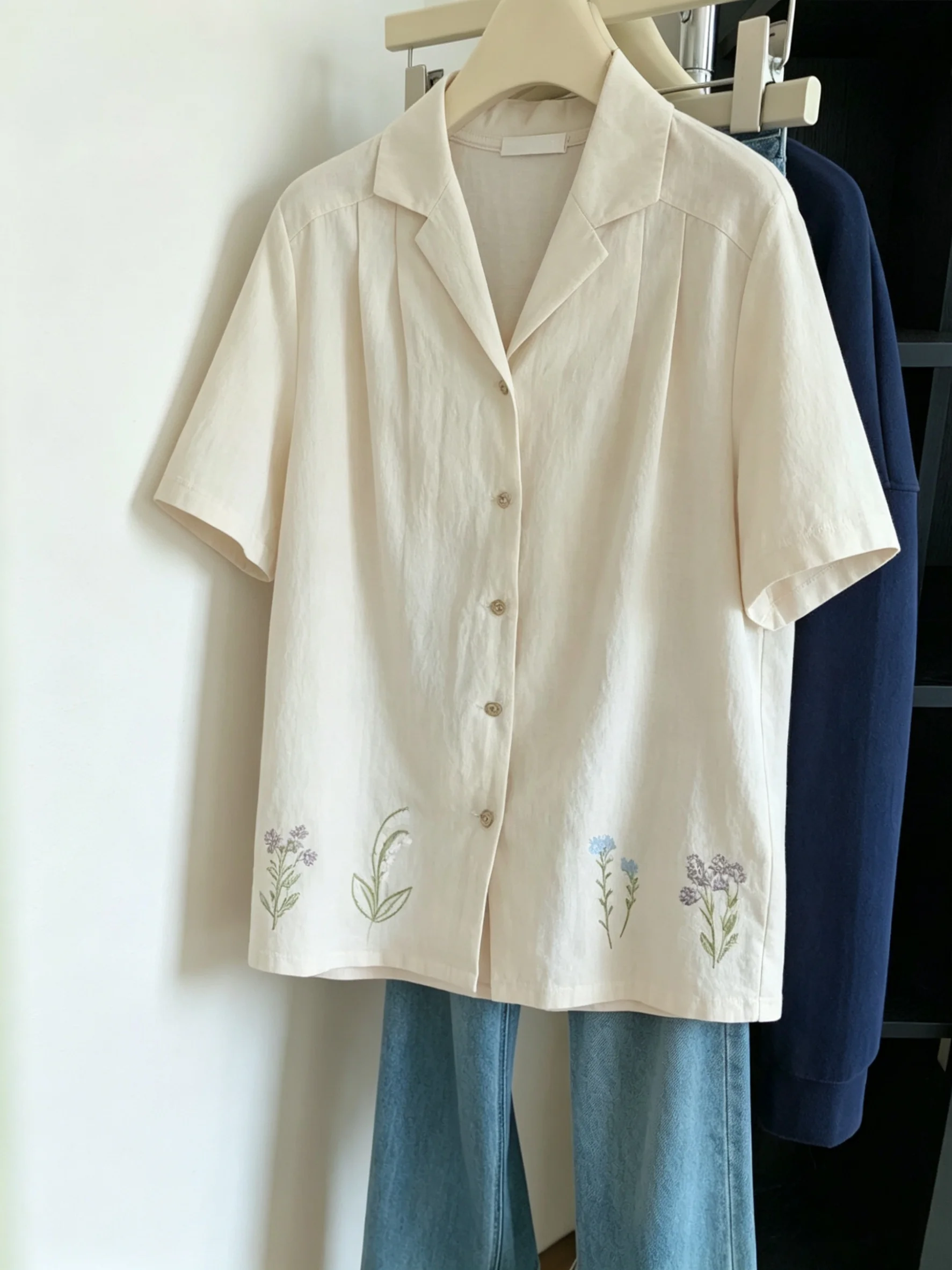 Korean Gentle Style Short Sleeve Shirt with Waistcoat Design Casual Loose Fit for Men And Women Summer Anti-Aging Slimming Top
Korean Gentle Style Short Sleeve Shirt with Waistcoat Design Casual Loose Fit for Men And Women Summer Anti-Aging Slimming Top