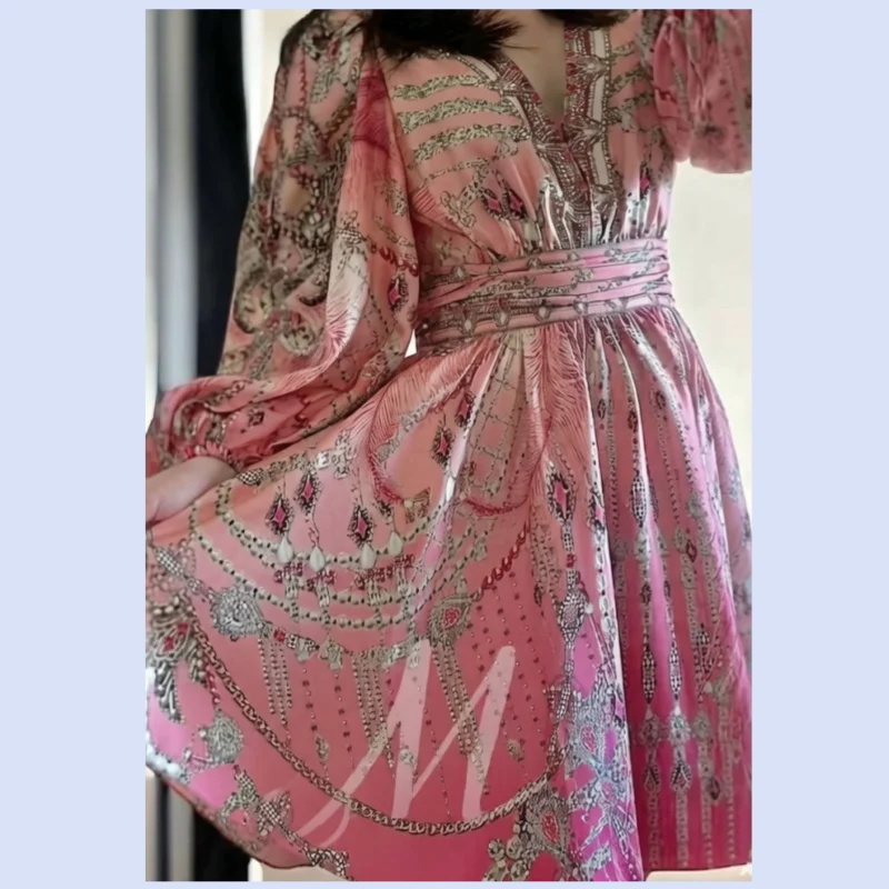 Australian niche pink printed silk V-neck noblewoman diamond studded sequin dress vacation short dress
Australian niche pink printed silk V-neck noblewoman diamond studded sequin dress vacation short dress