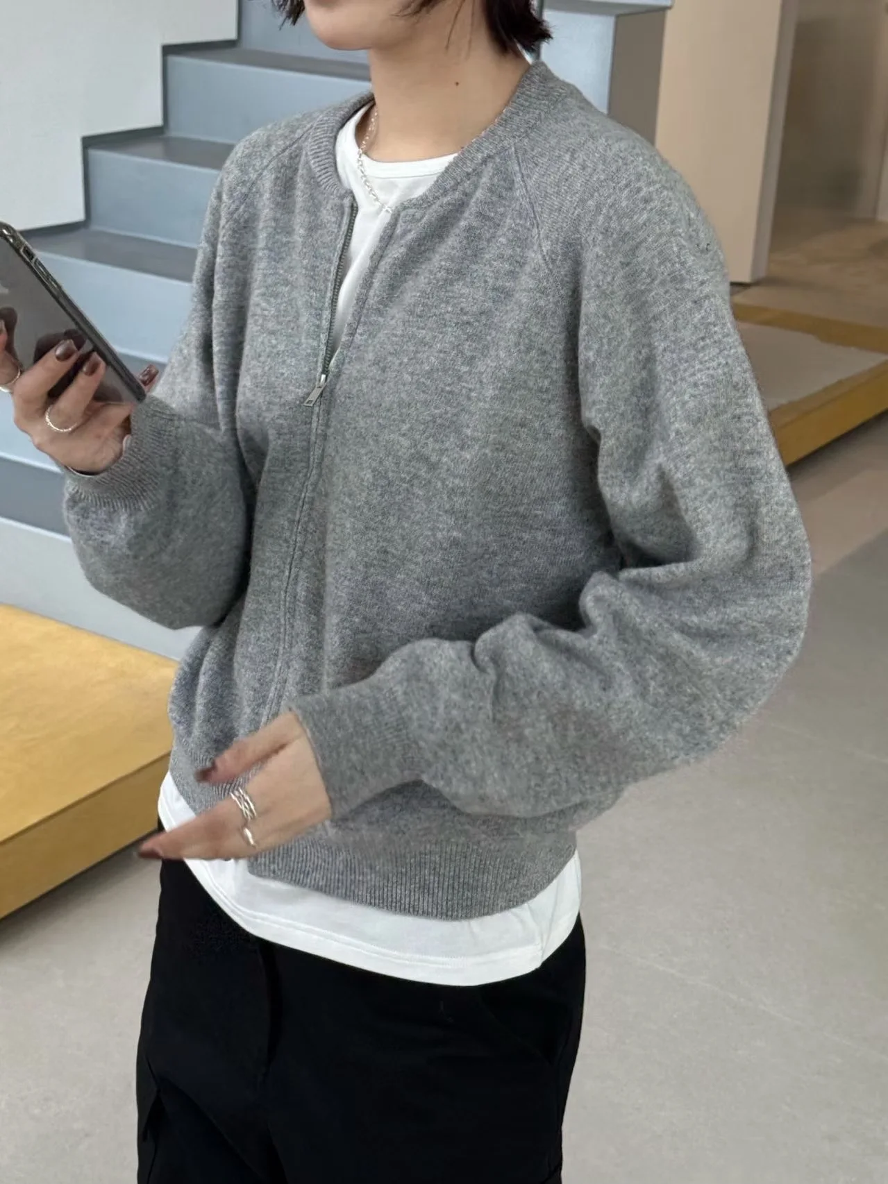 Ретро-свитер в корейском стиле с круглым вырезом и длинными рукавами, осенне-зимний, облегающий, вязаный, мягкий, элегантный, модный, женский.
Ретро-свитер в корейском стиле с круглым вырезом и длинными рукавами, осенне-зимний, облегающий, вязаный, мягкий, элегантный, модный, женский.