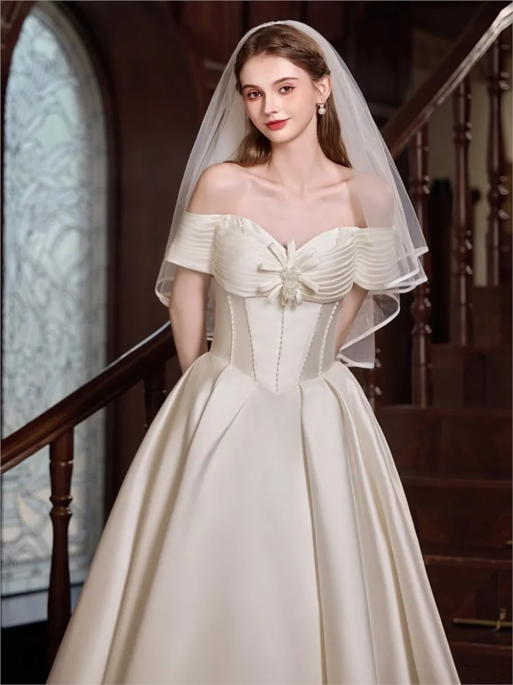 A one-shoulder white satin light new Hepburn style dress
A one-shoulder white satin light new Hepburn style dress