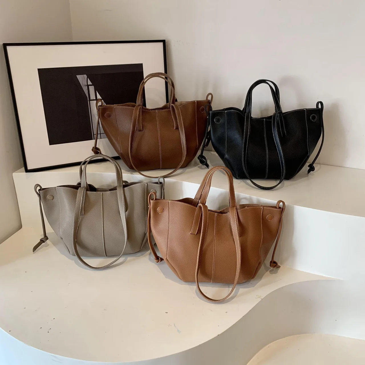 2025 Luxury French Wing Bag Lychee Pattern Trendy Tote Bag Large Capacity Stitched Handbag Commuter Underarm Bags
2025 Luxury French Wing Bag Lychee Pattern Trendy Tote Bag Large Capacity Stitched Handbag Commuter Underarm Bags