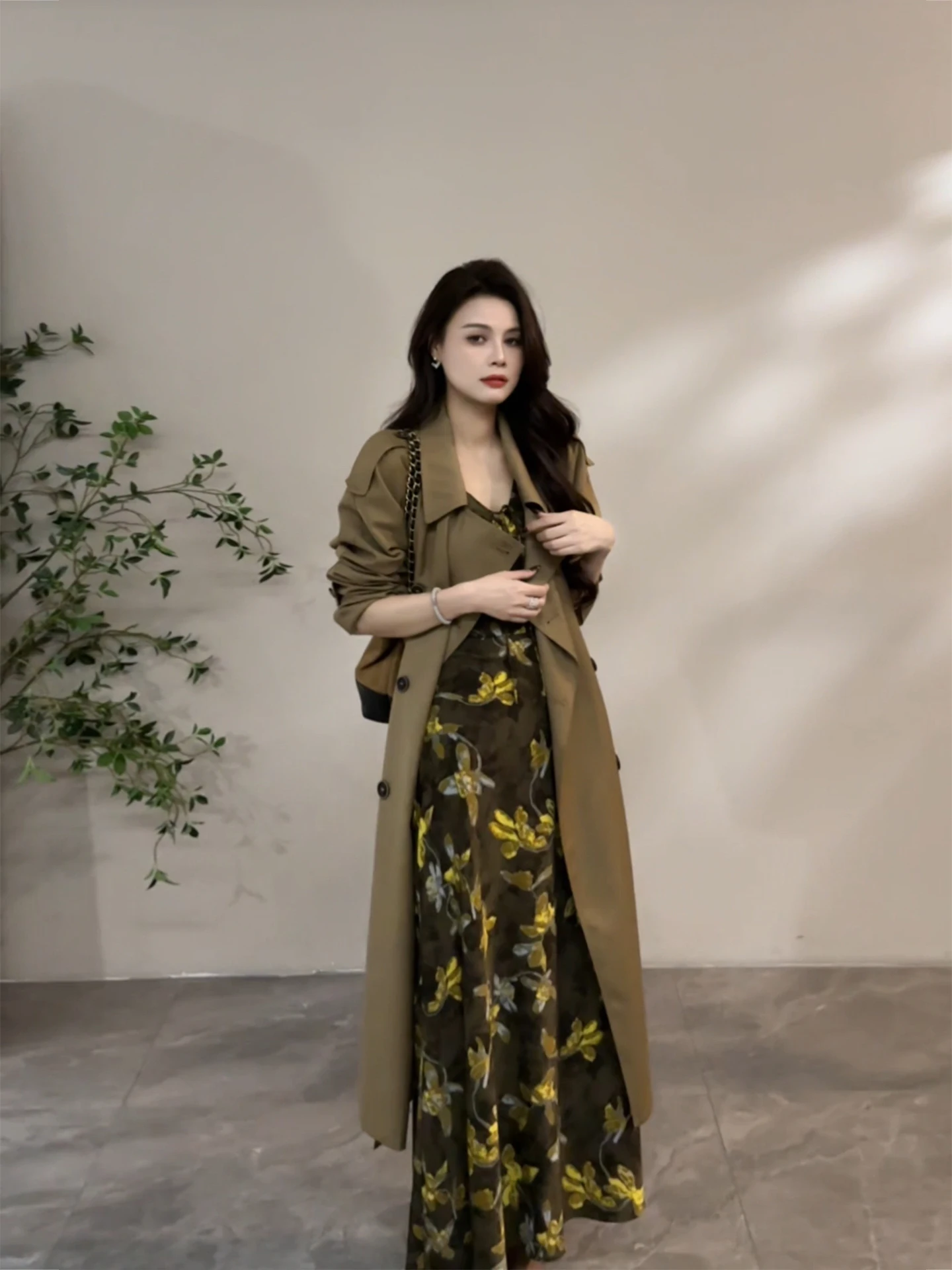 Повседневная длинная женская куртка: модная осенняя новинка, универсальная, элегантная, из полиэфирного волокна, свободного кроя, для ежедневной носки
Повседневная длинная женская куртка: модная осенняя новинка, универсальная, элегантная, из полиэфирного волокна, свободного кроя, для ежедневной носки