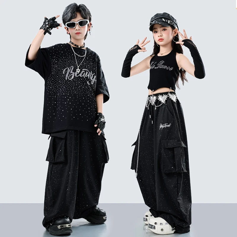 2026 Kid Jazz Dance Clothes Black Hip Hop Dance Performance Costume Girl Crop Top Boys Baggy Pants Cool Street Dancewear VDL5332
2026 Kid Jazz Dance Clothes Black Hip Hop Dance Performance Costume Girl Crop Top Boys Baggy Pants Cool Street Dancewear VDL5332