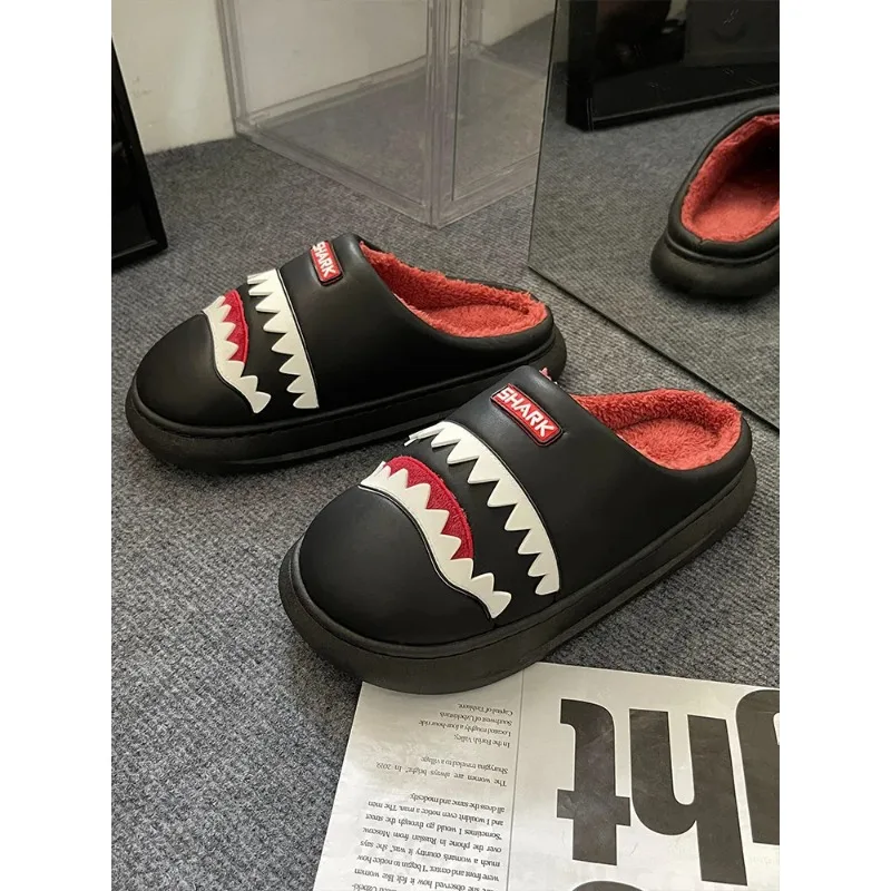 Мужские хлопковые тапочки на зиму с добавлением флиса для тепла и очень толщины, подходящие для внутреннего и наружного ношения.
Мужские хлопковые тапочки на зиму с добавлением флиса для тепла и очень толщины, подходящие для внутреннего и наружного ношения.