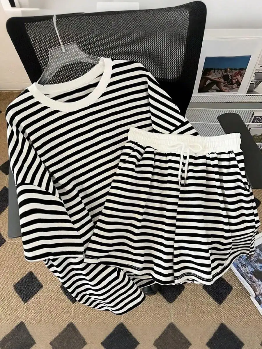 Women’s 2-Piece Black And White Horizontal Stripe Loose Fit Top With Matching Shorts Set
Women’s 2-Piece Black And White Horizontal Stripe Loose Fit Top With Matching Shorts Set