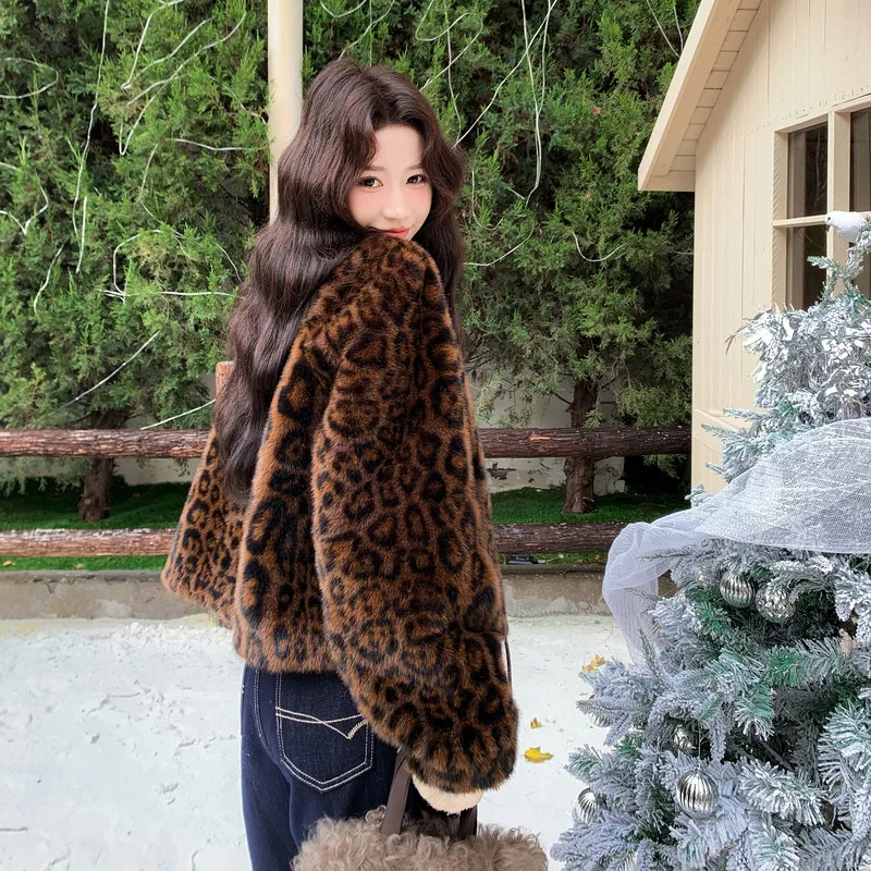 Женская зимняя теплая новая экологичная шуба из искусственного меха
Женская зимняя теплая новая экологичная шуба из искусственного меха