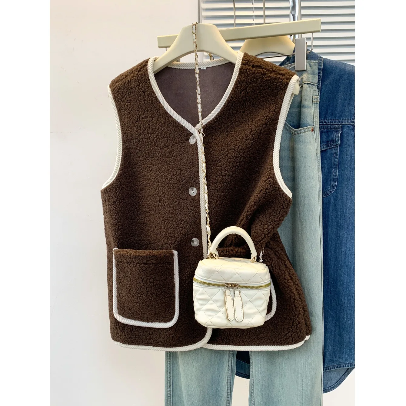 Autumn Winter New Sle Loose Lamb Fur Lightweight Warm Svel Large Size Vest Single Button Pure Color Open Cardigan
Autumn Winter New Sle Loose Lamb Fur Lightweight Warm Svel Large Size Vest Single Button Pure Color Open Cardigan