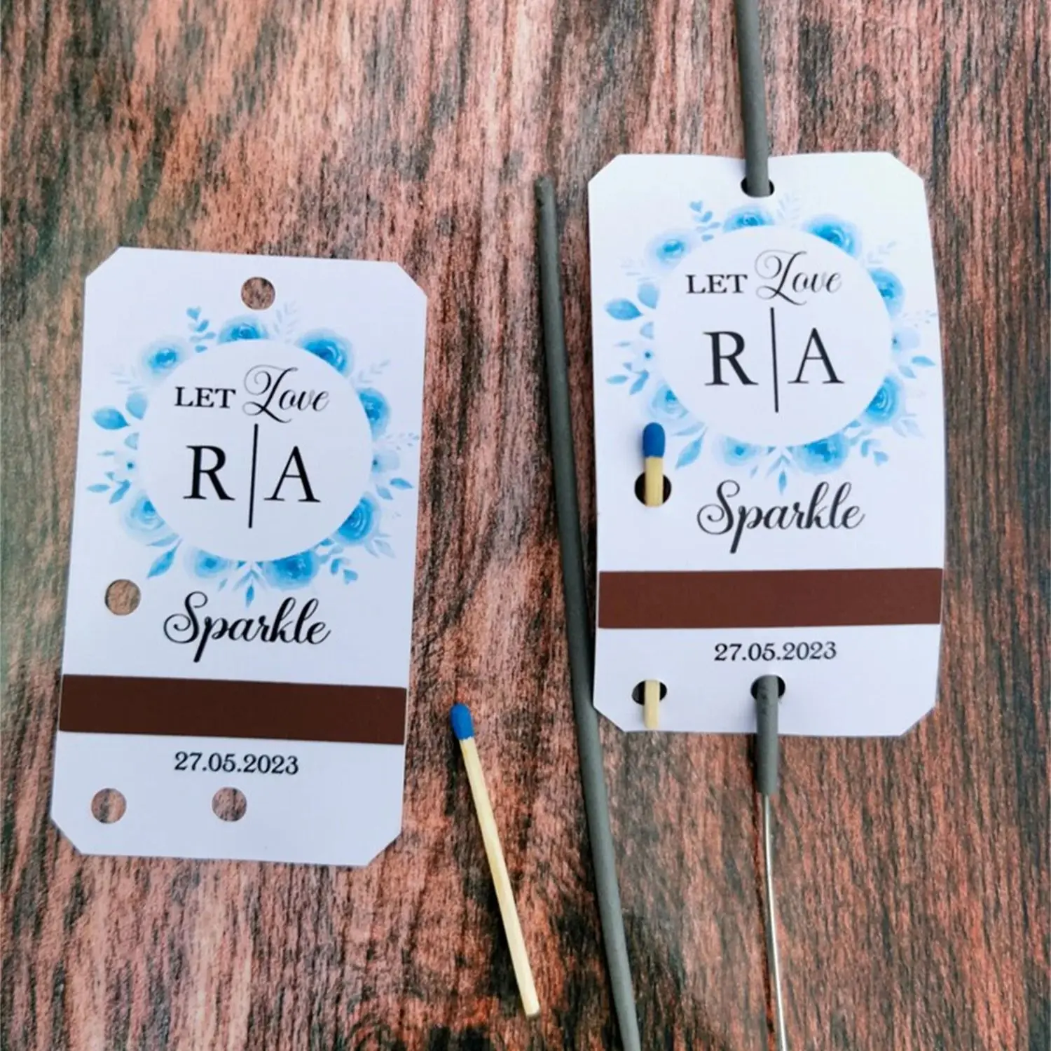 Свадебные блестящие индивидуальные блестящие бирки для вечеринки с огнями. Персонализированные бирки для ночи, чтобы памятно на каждый день рождения.
Свадебные блестящие индивидуальные блестящие бирки для вечеринки с огнями. Персонализированные бирки для ночи, чтобы памятно на каждый день рождения.