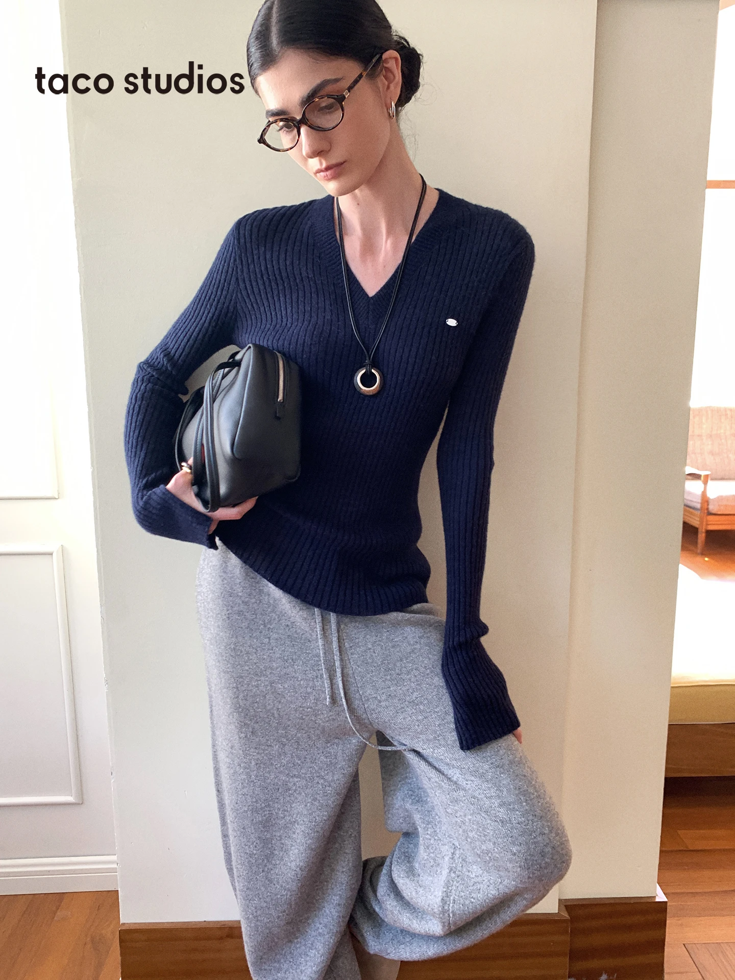 Женский облегающий топ Taco Studios с длинными рукавами, вязаный, из смесовой шерсти, с V-образным вырезом, в полоску, повседневный, комфортный, мягкий, из смесовой шерсти
Женский облегающий топ Taco Studios с длинными рукавами, вязаный, из смесовой шерсти, с V-образным вырезом, в полоску, повседневный, комфортный, мягкий, из смесовой шерсти