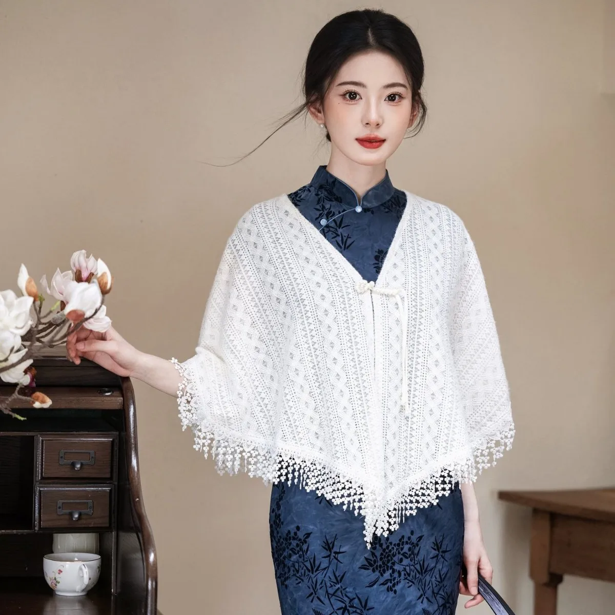 The 2026 new style of hook-patterned thin cut-out artistic and laid-back knitted cardigan paired with a shawl cape
The 2026 new style of hook-patterned thin cut-out artistic and laid-back knitted cardigan paired with a shawl cape