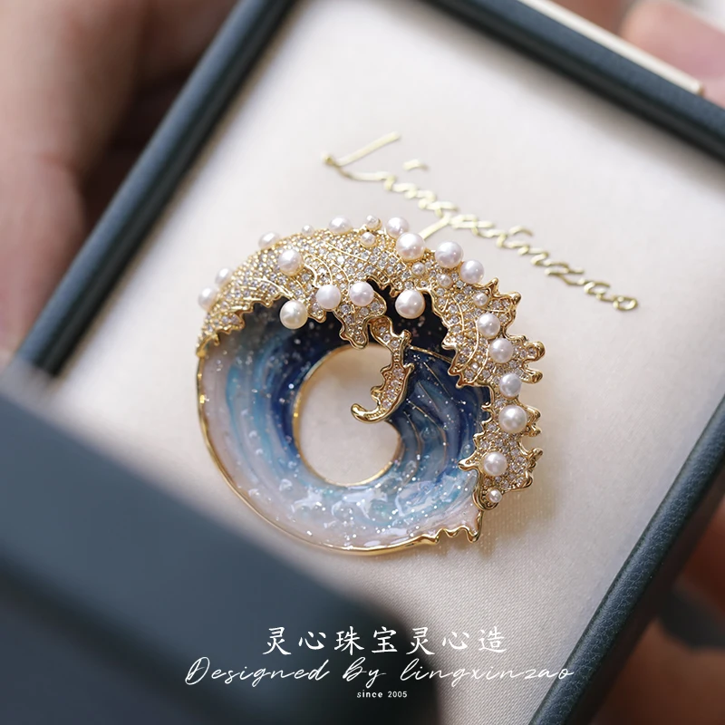 HQ Luxury Pearl Waves Brooches for Women Copper Freshwater Pearl High Quality Brooch Designer Pin Brooch Jewelry Gifts for Girls
HQ Luxury Pearl Waves Brooches for Women Copper Freshwater Pearl High Quality Brooch Designer Pin Brooch Jewelry Gifts for Girls
