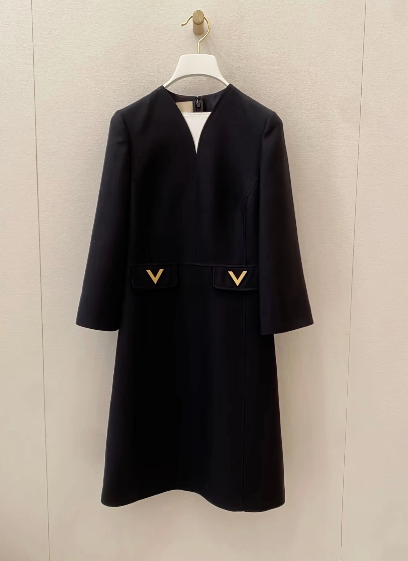 New Women's Black Dress Fashionable Slimming High Waist A-Line Skirt Long Sleeve V-Neck Zipper Closure Commute Style Dress
New Women's Black Dress Fashionable Slimming High Waist A-Line Skirt Long Sleeve V-Neck Zipper Closure Commute Style Dress