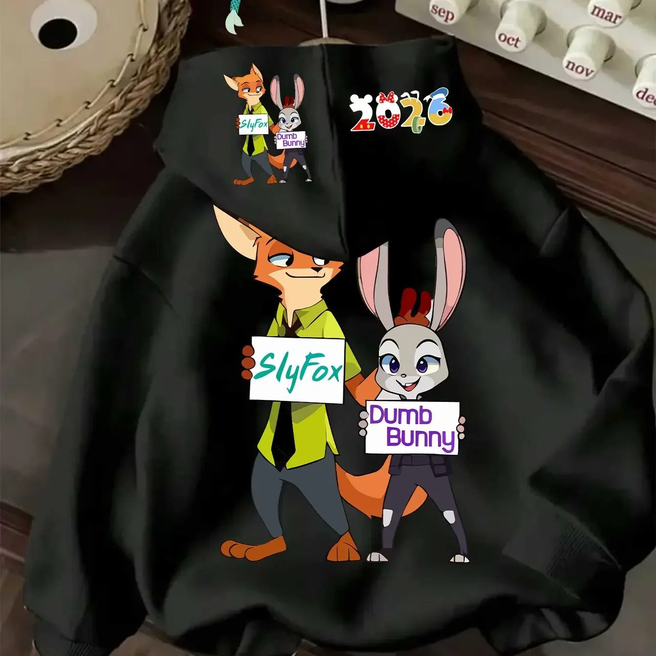 Лицензионная толстовка с капюшоном от Disney с принтом «Хитрый лис и глупый кролик»
Лицензионная толстовка с капюшоном от Disney с принтом «Хитрый лис и глупый кролик»