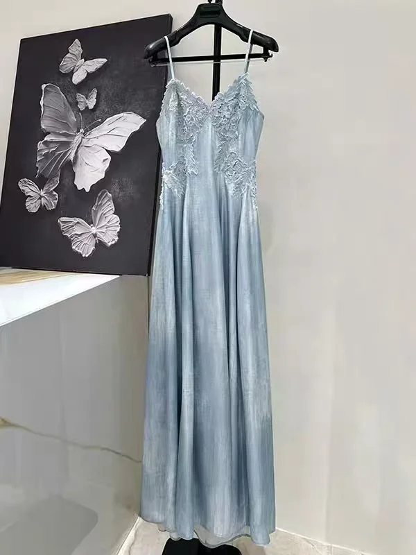 High Quality Silk Long Dress Fashion Ladies V-Neck Blue Dress Sexy Ladies Spaghetti Strap Dress Embroidered
High Quality Silk Long Dress Fashion Ladies V-Neck Blue Dress Sexy Ladies Spaghetti Strap Dress Embroidered