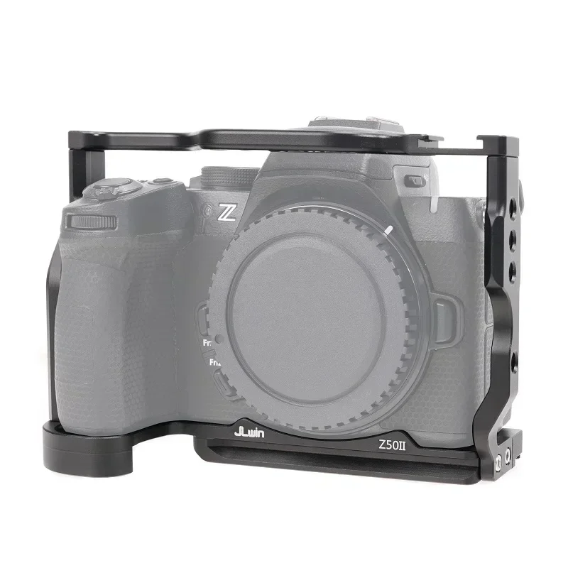 Camera Cage Aluminum Alloy Video Cage For Nikon Z50II Mirrorless Camera with Cold Shoe Mount 1/4in & 3/8in Screw Holes
Camera Cage Aluminum Alloy Video Cage For Nikon Z50II Mirrorless Camera with Cold Shoe Mount 1/4in & 3/8in Screw Holes
