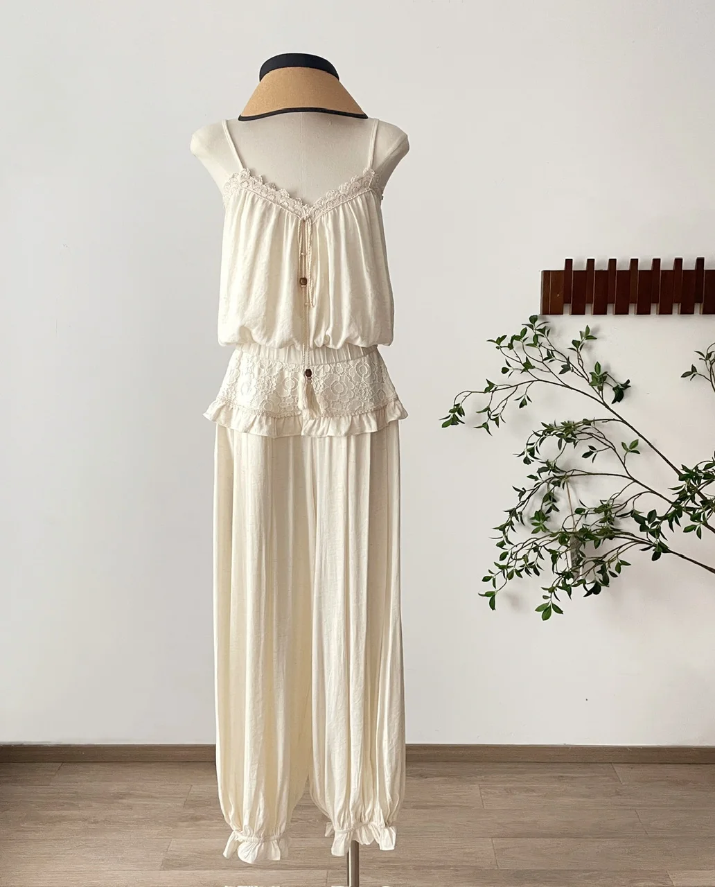 Women's Summer Elegant Two Pieces Long Pants Set Lady Lace V Neck Loose Short Camisole + Elastic Waist Wide Leg Lantern Pants
Women's Summer Elegant Two Pieces Long Pants Set Lady Lace V Neck Loose Short Camisole + Elastic Waist Wide Leg Lantern Pants