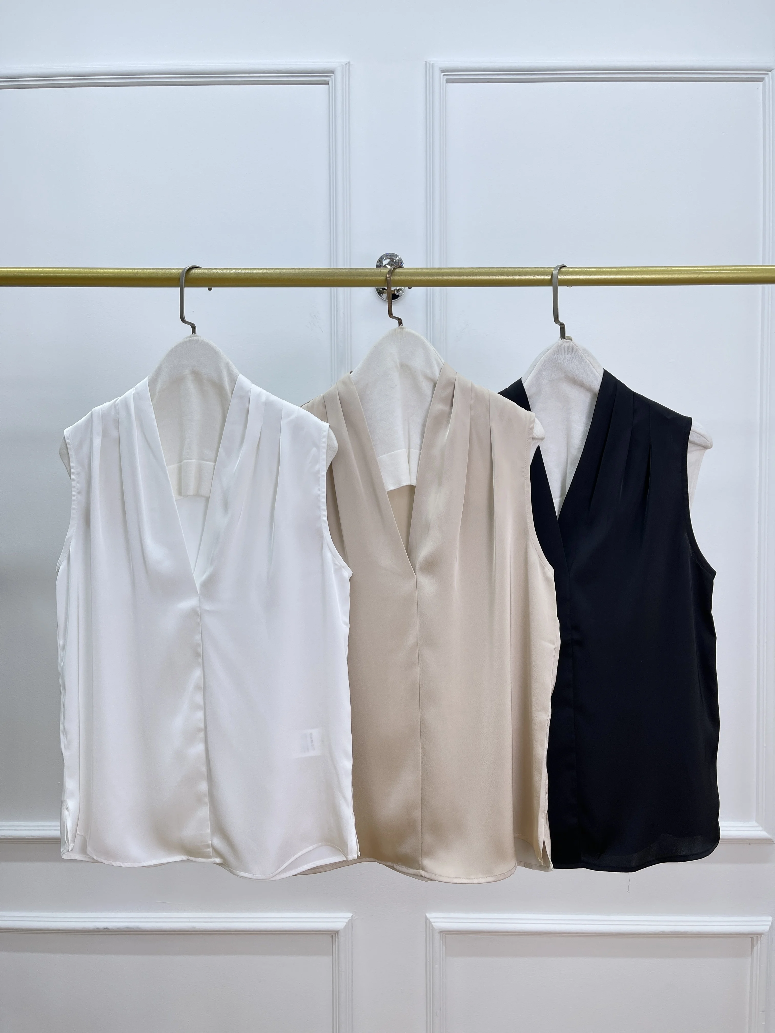 Sleeveless Tops For Women 2025 Summer V-Neck Commuter Suit Inner Waistcoat Vest T-Shirt
Sleeveless Tops For Women 2025 Summer V-Neck Commuter Suit Inner Waistcoat Vest T-Shirt