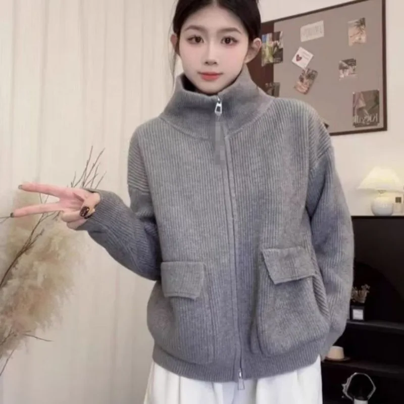 Утолщенный вязаный кардиган с двойной молнией и лацканами для женщин, осень-зима 2022, новый стиль, свободный тонкий свитер, куртка, топ
Утолщенный вязаный кардиган с двойной молнией и лацканами для женщин, осень-зима 2022, новый стиль, свободный тонкий свитер, куртка, топ