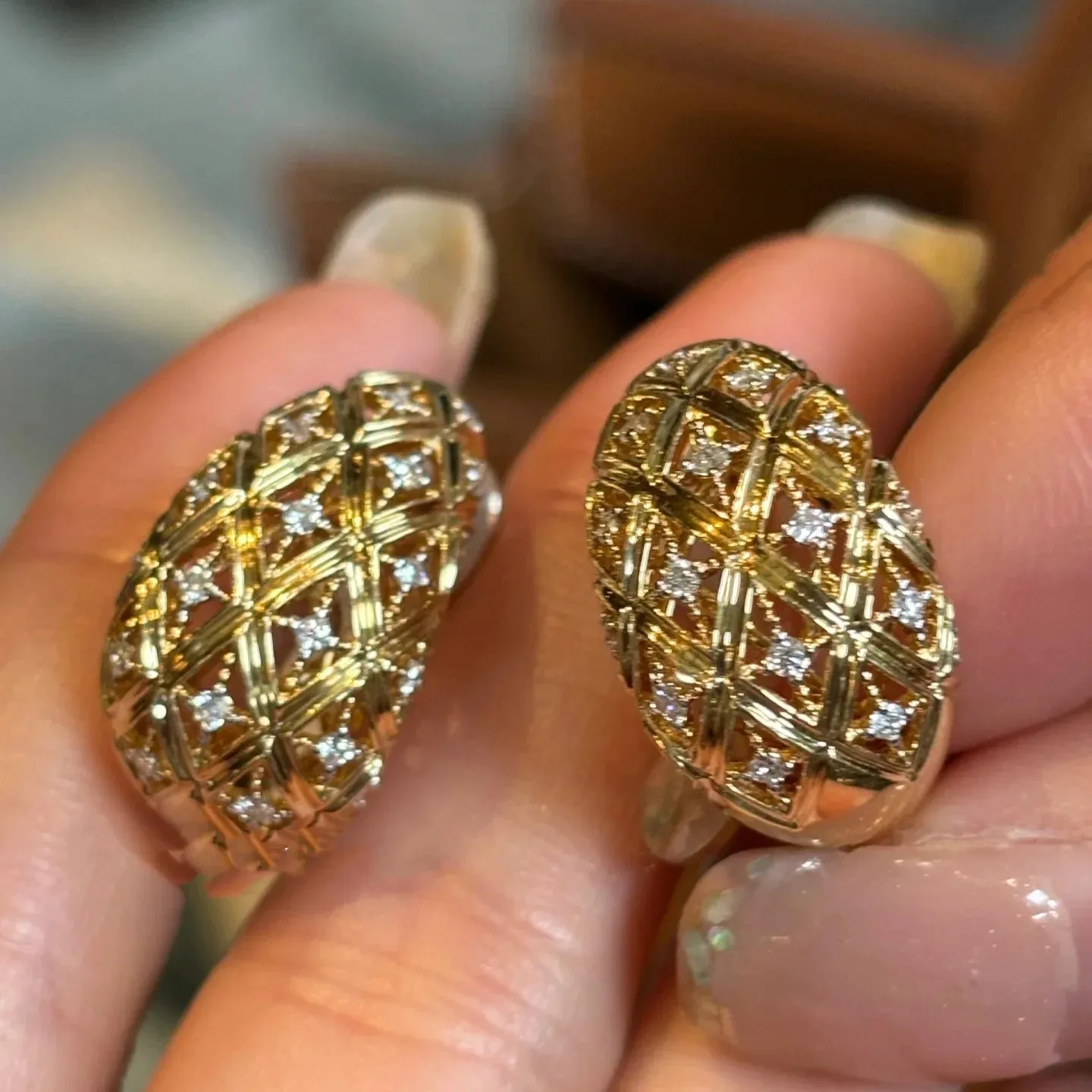 Vintage 925 Silver Pin Geometric Zircons Hollow Ear Hoop Huggies Gold Metal C Shape Bold Chunky Drop Earrings Bijoux Fashion
Vintage 925 Silver Pin Geometric Zircons Hollow Ear Hoop Huggies Gold Metal C Shape Bold Chunky Drop Earrings Bijoux Fashion