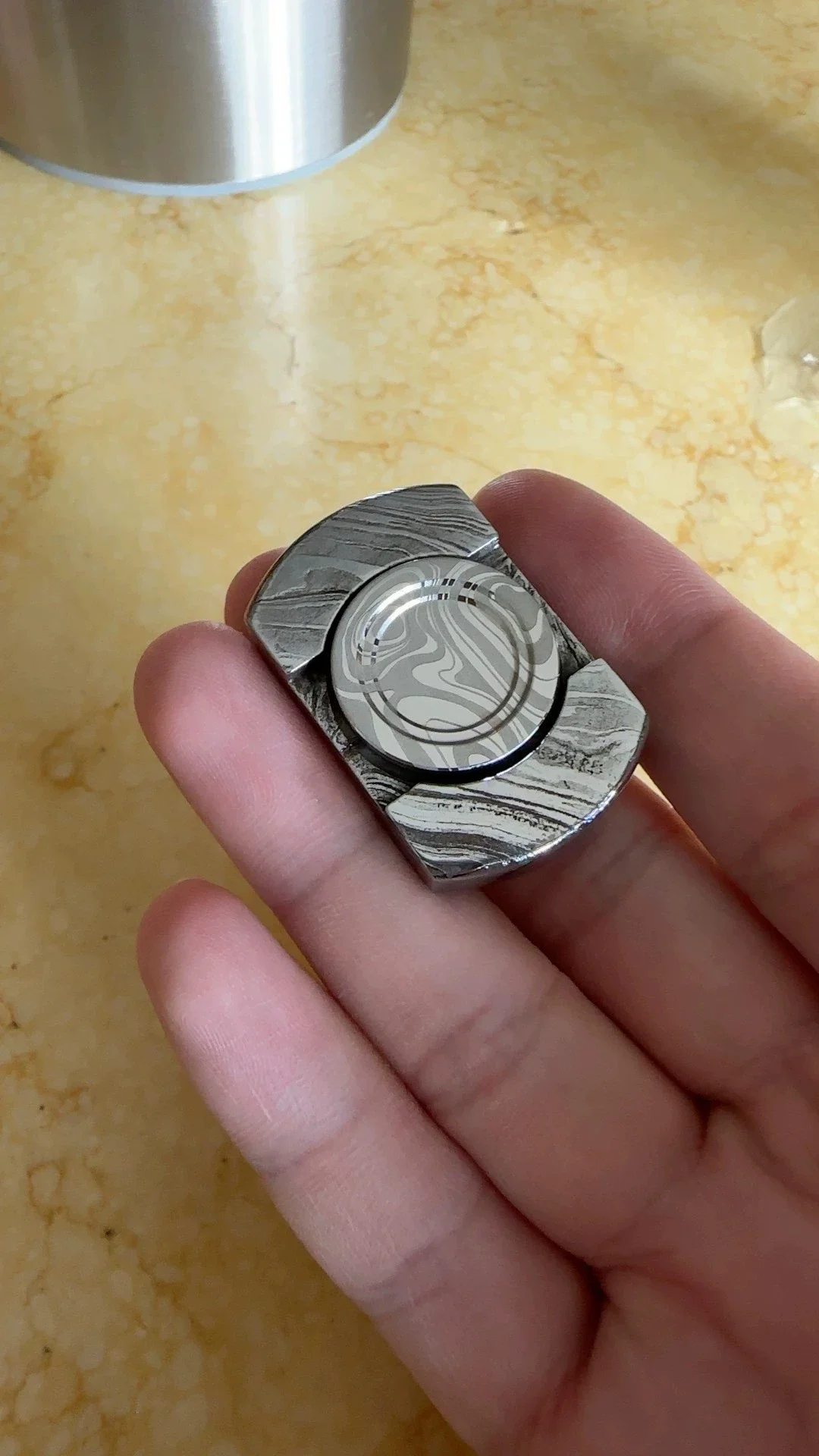 Tank EDC Fingertip Gyroscope Damascus Stainless Steel Acid Pickling and Polishing
Tank EDC Fingertip Gyroscope Damascus Stainless Steel Acid Pickling and Polishing