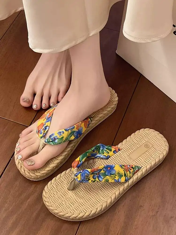 2026 New Fashion Floral Flip Flops Women Summer Bohemian Style Beach Vacation Non Slip Outer Wear Flat Clip Toe Casual Slippers
2026 New Fashion Floral Flip Flops Women Summer Bohemian Style Beach Vacation Non Slip Outer Wear Flat Clip Toe Casual Slippers