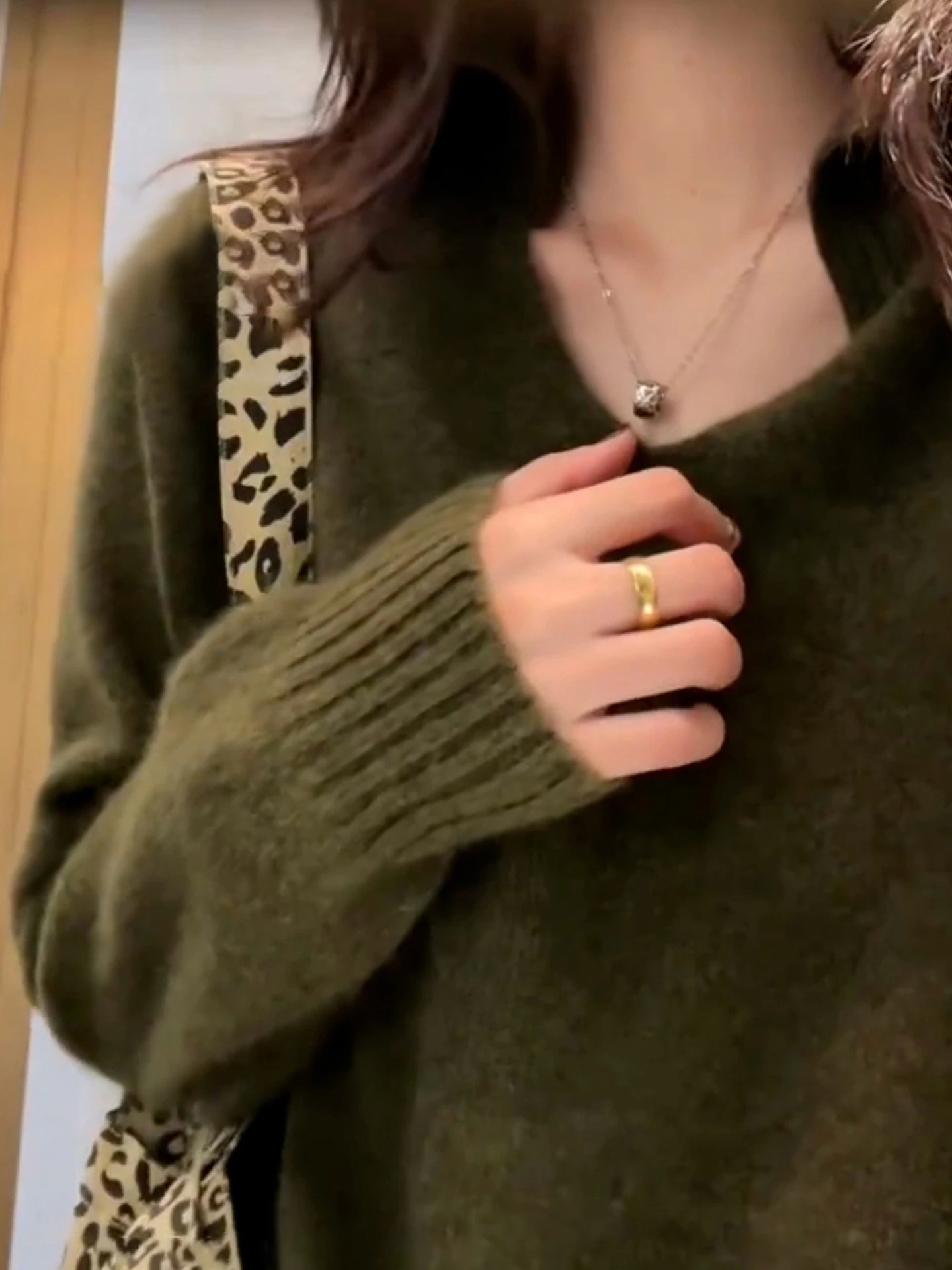 Ретро-стиль, корейская мода, женский вязаный свитер, базовая одежда, свободный крой, V-образный вырез, длинный рукав, мягкий полиэстер, повседневный топ
Ретро-стиль, корейская мода, женский вязаный свитер, базовая одежда, свободный крой, V-образный вырез, длинный рукав, мягкий полиэстер, повседневный топ