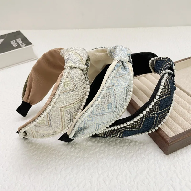New retro ethnic style wide edge knotted pearl headband temperament woven headband buckle hair accessory
New retro ethnic style wide edge knotted pearl headband temperament woven headband buckle hair accessory