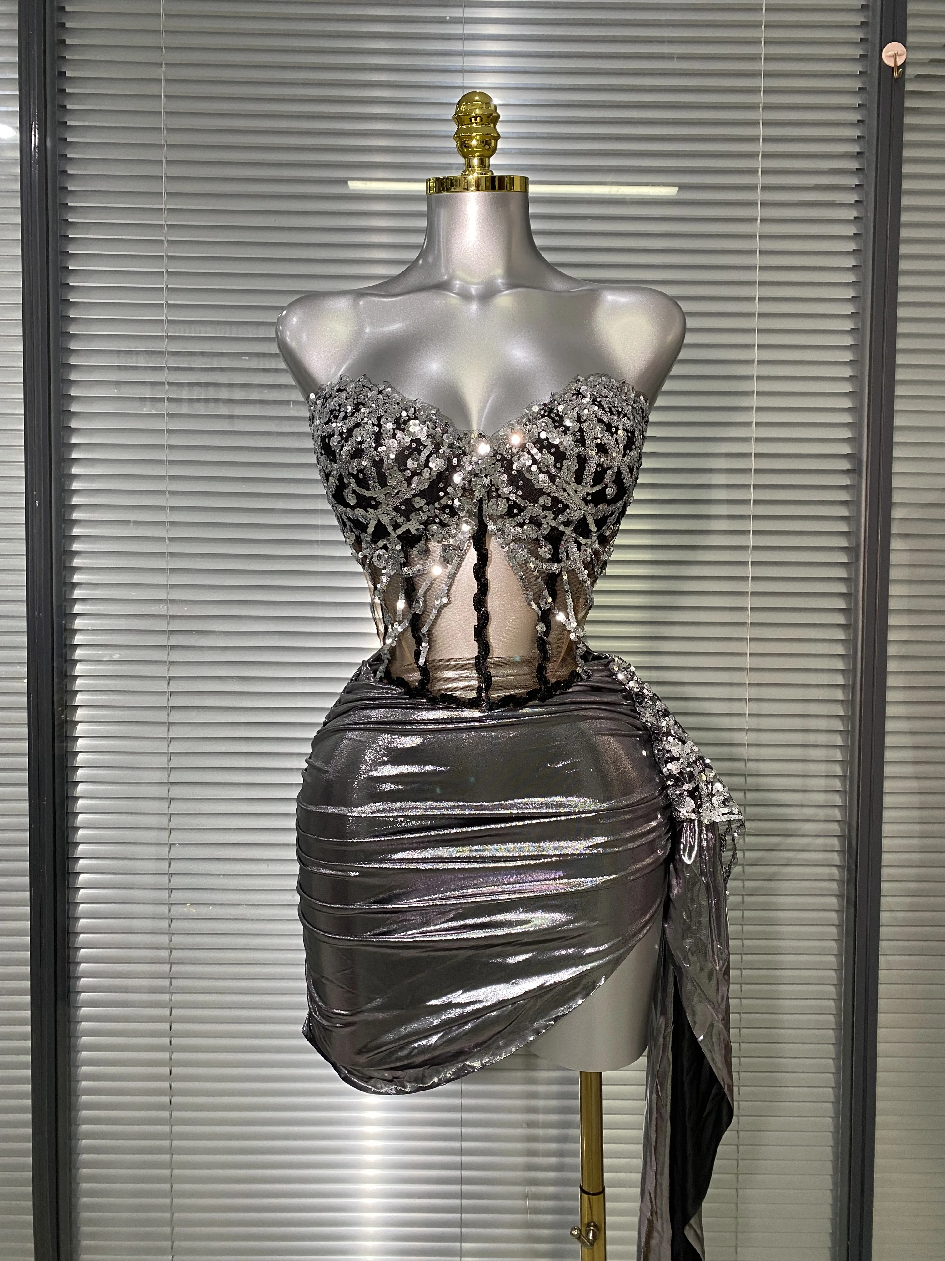 Women Sexy Sparkly Rhinestones Sequined Strapless Two Pieces Set Mini Birthday Dress Party Nightclub Performance Costume
Women Sexy Sparkly Rhinestones Sequined Strapless Two Pieces Set Mini Birthday Dress Party Nightclub Performance Costume