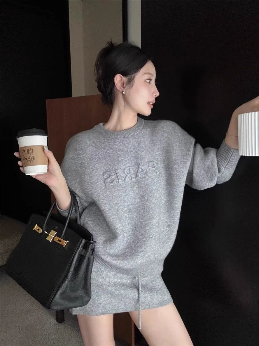 Casual Letter Pr Long Sve Knitted Sweater Set for Women Autumn Winter ey Two Piece Set f Body ort Skirt Ensemble
Casual Letter Pr Long Sve Knitted Sweater Set for Women Autumn Winter ey Two Piece Set f Body ort Skirt Ensemble