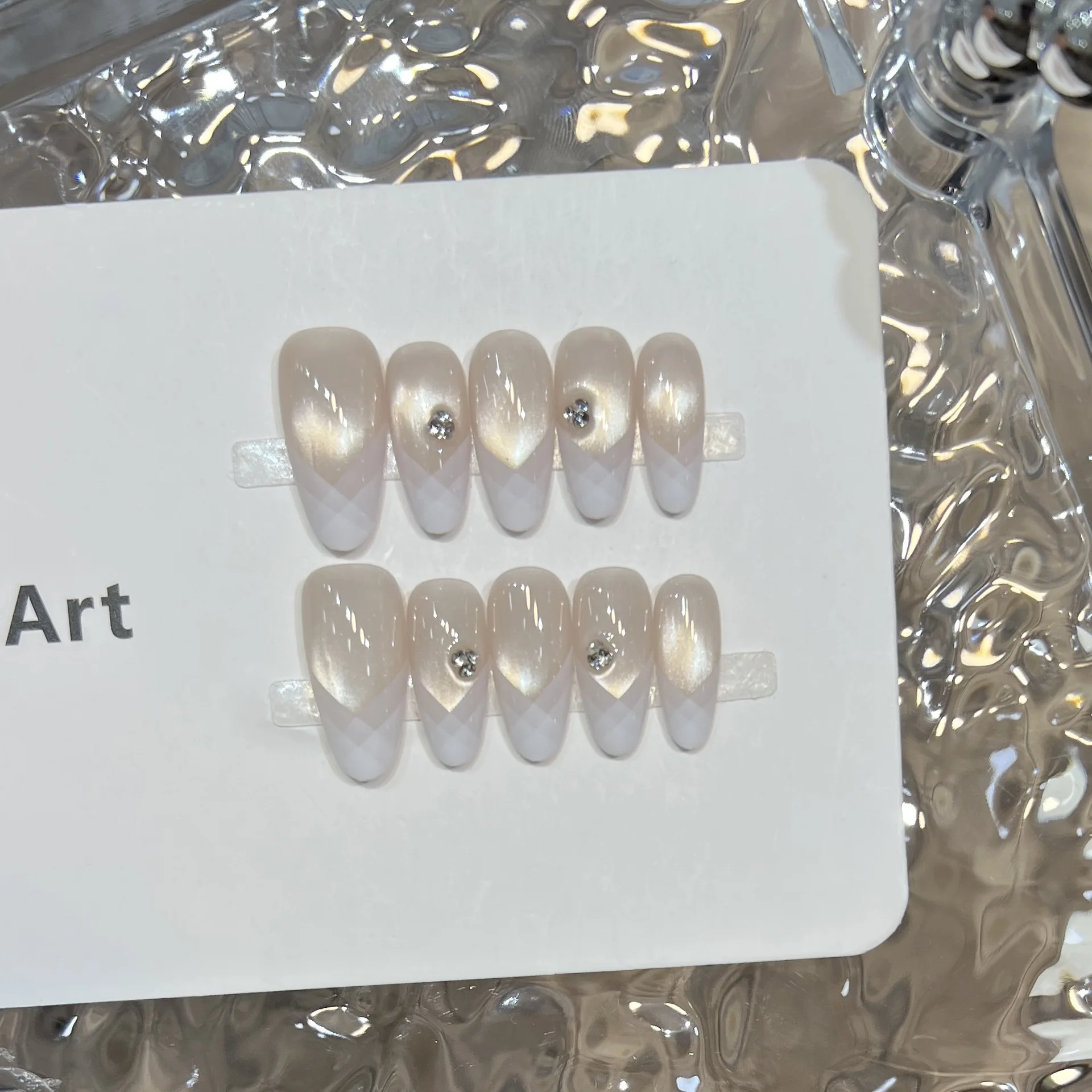 10 шт., простые темпераментные телесные стеклянные накладные ногти ручной работы «кошачий глаз», очаровательные накладные ногти, длинные французские нежные накладные ногти, миндаль
10 шт., простые темпераментные телесные стеклянные накладные ногти ручной работы «кошачий глаз», очаровательные накладные ногти, длинные французские нежные накладные ногти, миндаль