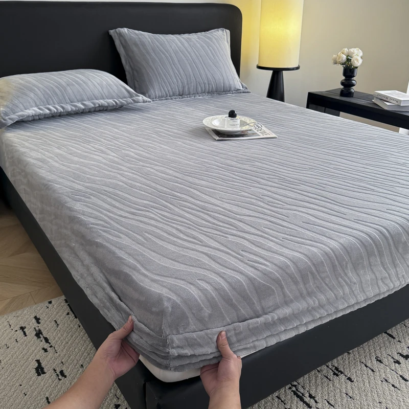 The 2026 New Three-dimensional Carved Milk Fleece Bed Hat Series A 360-degree Solid Color Mattress Cover for Winter Warmth
The 2026 New Three-dimensional Carved Milk Fleece Bed Hat Series A 360-degree Solid Color Mattress Cover for Winter Warmth