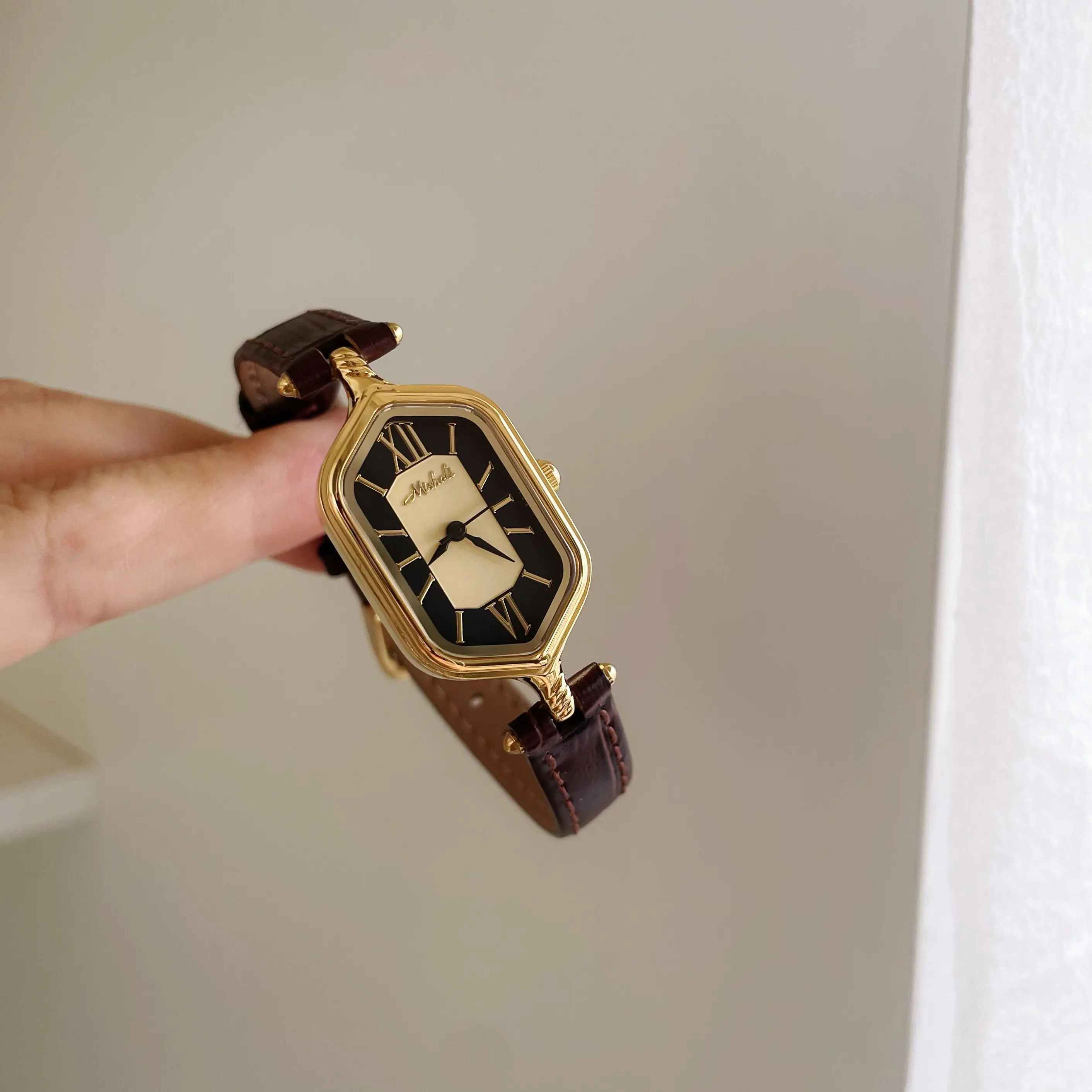 Классические элегантные кварцевые часы с ремешком для женщин, девушек, студенток, подарок, женские аксессуары
Классические элегантные кварцевые часы с ремешком для женщин, девушек, студенток, подарок, женские аксессуары