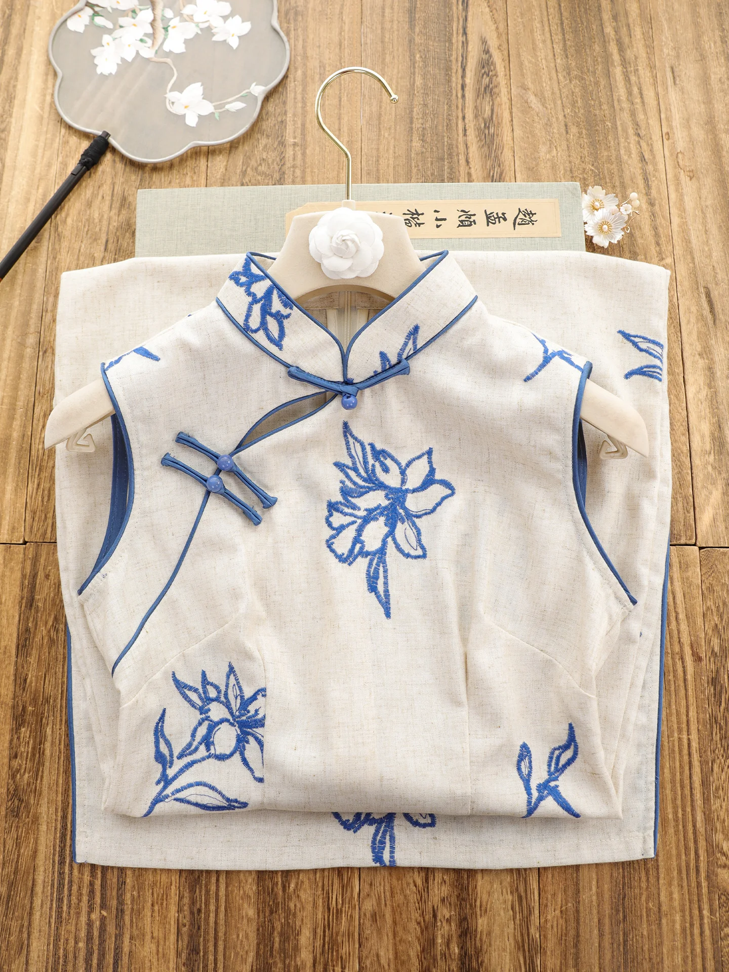 Blue Sleeveless Young Style Traditional Chinese New Version Daily Wear for Women Spring Collection Floral Print Lon...
Blue Sleeveless Young Style Traditional Chinese New Version Daily Wear for Women Spring Collection Floral Print Lon...