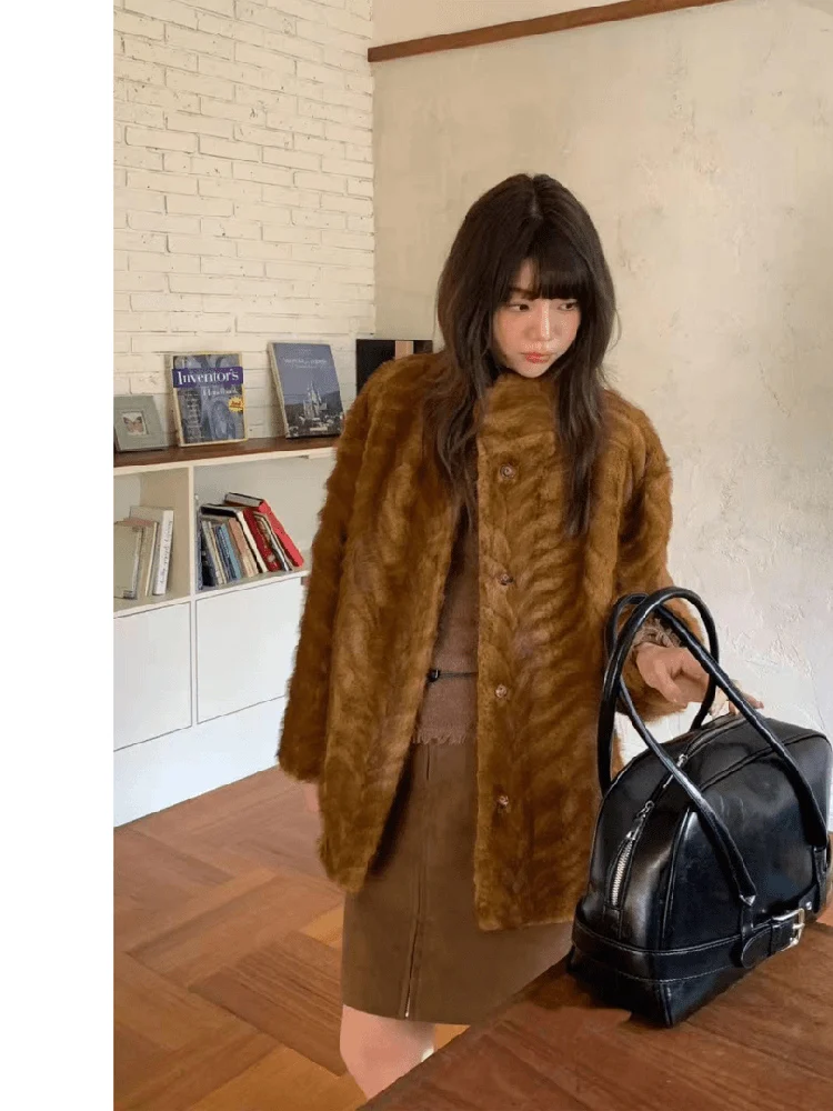 Экологичная куртка средней длины из меха ягненка и золотистой норки, бренд Meveen, для повседневной носки, с длинными рукавами
Экологичная куртка средней длины из меха ягненка и золотистой норки, бренд Meveen, для повседневной носки, с длинными рукавами