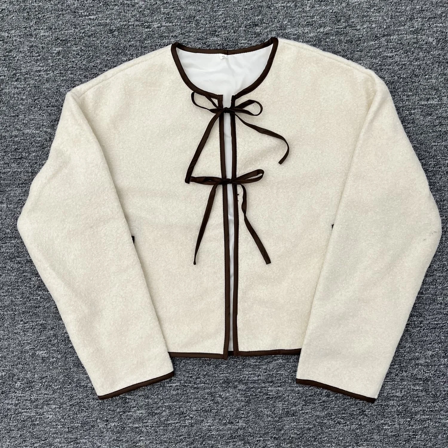 Kar&Otza Women's 2024 Autumn/Winter New Woolen Loop Coat Round Neck Bow Tie Sweet Temperament Short Coat
Kar&Otza Women's 2024 Autumn/Winter New Woolen Loop Coat Round Neck Bow Tie Sweet Temperament Short Coat