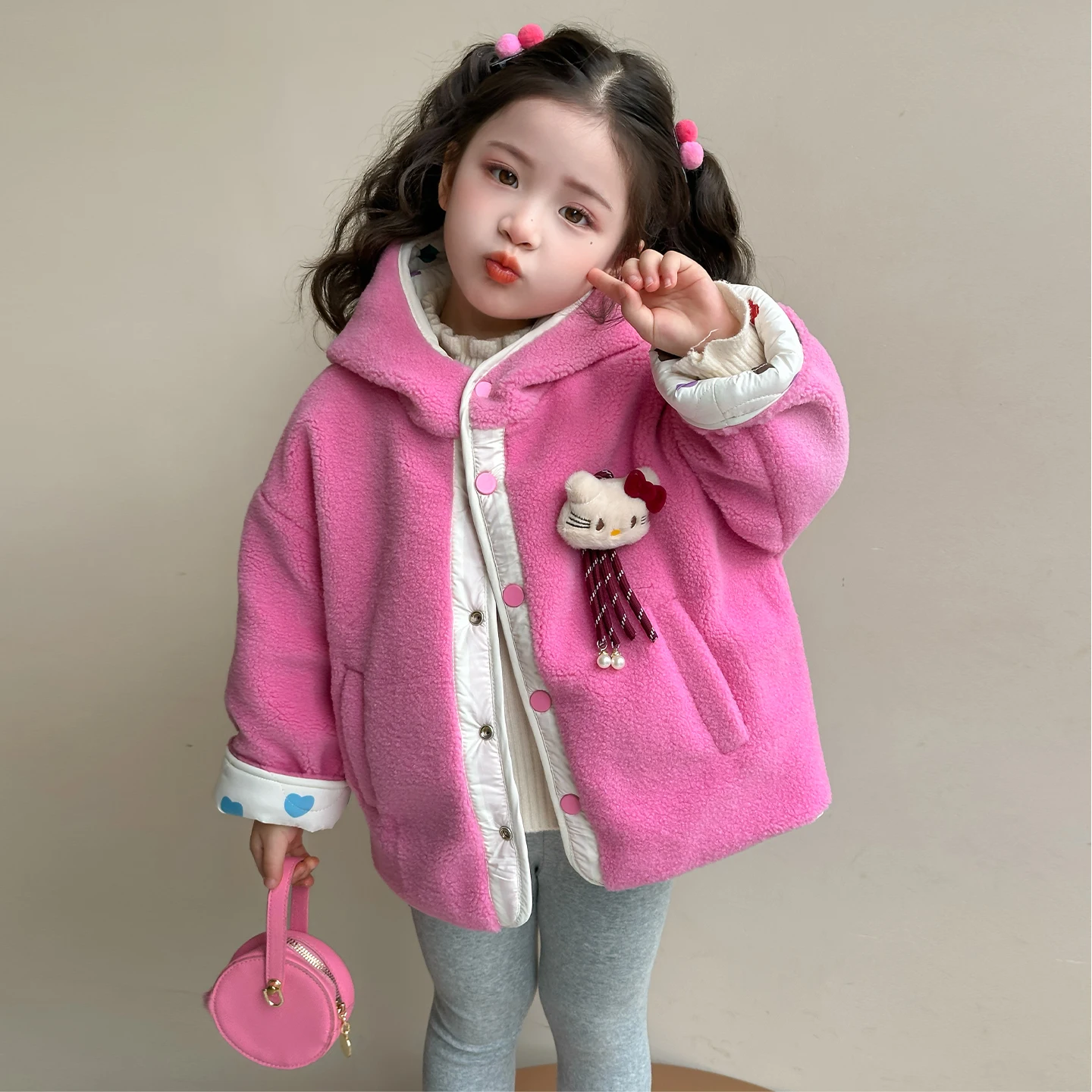Плюшевая куртка с капюшоном для девочек, корейские детские однобортные теплые пальто, осенняя новая двусторонняя верхняя одежда с рисунком кота
Плюшевая куртка с капюшоном для девочек, корейские детские однобортные теплые пальто, осенняя новая двусторонняя верхняя одежда с рисунком кота