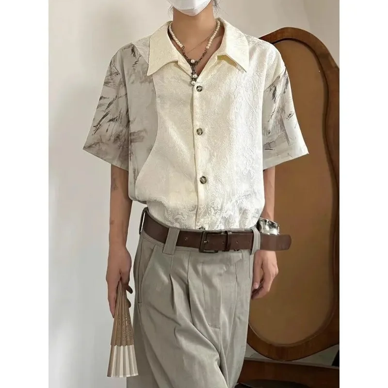 Men's New Chinese Style Jacquard Short Sleeve Shirt Turn Down Collar Ink Wash Print Patchwork Retro Japanese Fashion Casual Top
Men's New Chinese Style Jacquard Short Sleeve Shirt Turn Down Collar Ink Wash Print Patchwork Retro Japanese Fashion Casual Top