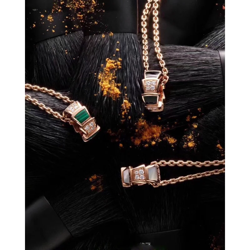 Новое модное украшение 2026 года: черно-белое ожерелье-подвеска из перламутра и змеиной кости с бриллиантами
Новое модное украшение 2026 года: черно-белое ожерелье-подвеска из перламутра и змеиной кости с бриллиантами