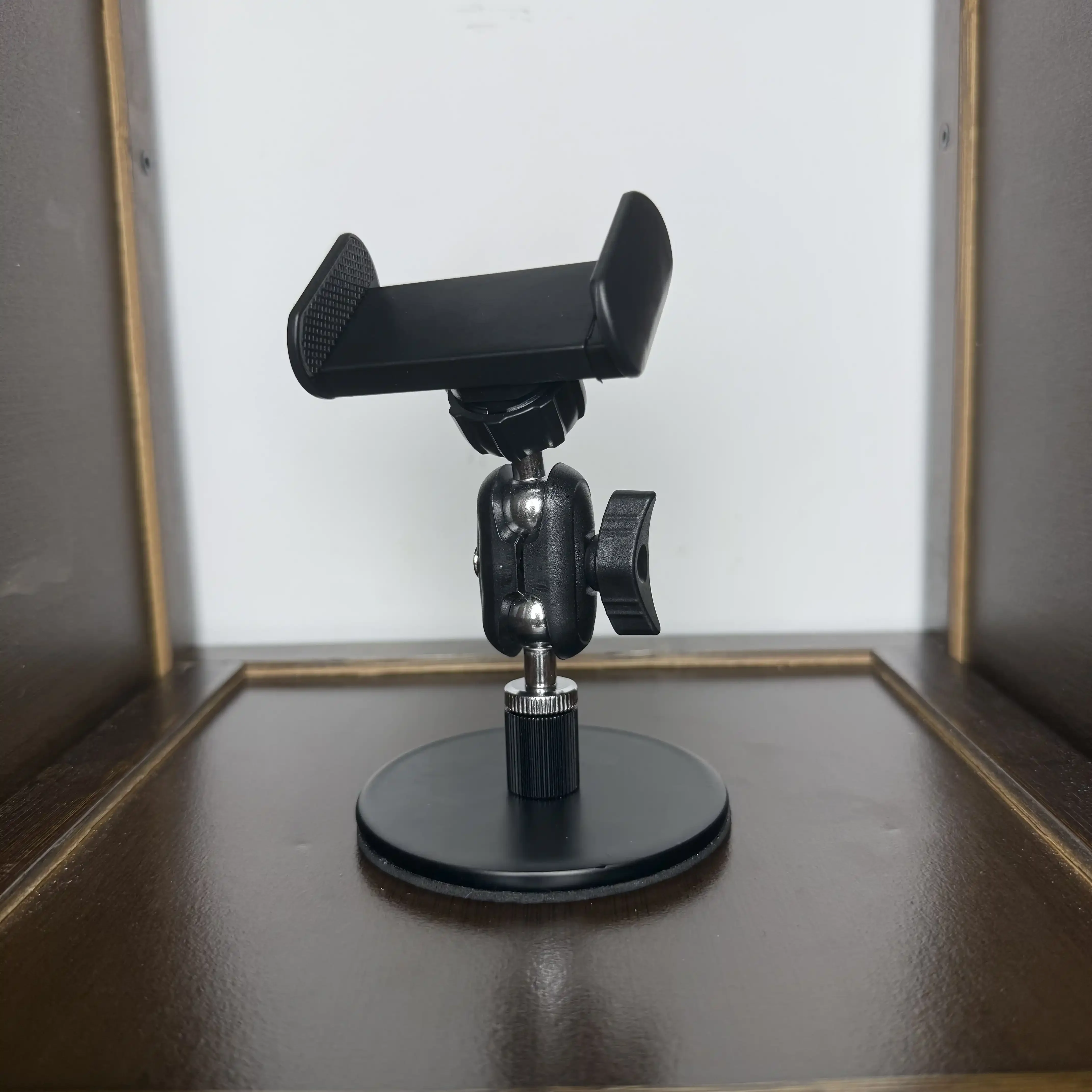 Desktop Metal Disc Stand 360-Degree Rotating Phone Clip Magnetic Head Desk Phone Holder Mini Support Frame for Live Streaming
Desktop Metal Disc Stand 360-Degree Rotating Phone Clip Magnetic Head Desk Phone Holder Mini Support Frame for Live Streaming