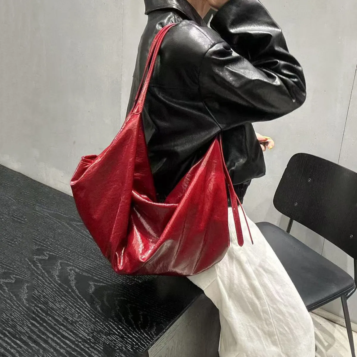 Niche design dumpling bag women's high-end sense retro oil wax leather shoulder bag large bag large capacity tote bag
Niche design dumpling bag women's high-end sense retro oil wax leather shoulder bag large bag large capacity tote bag