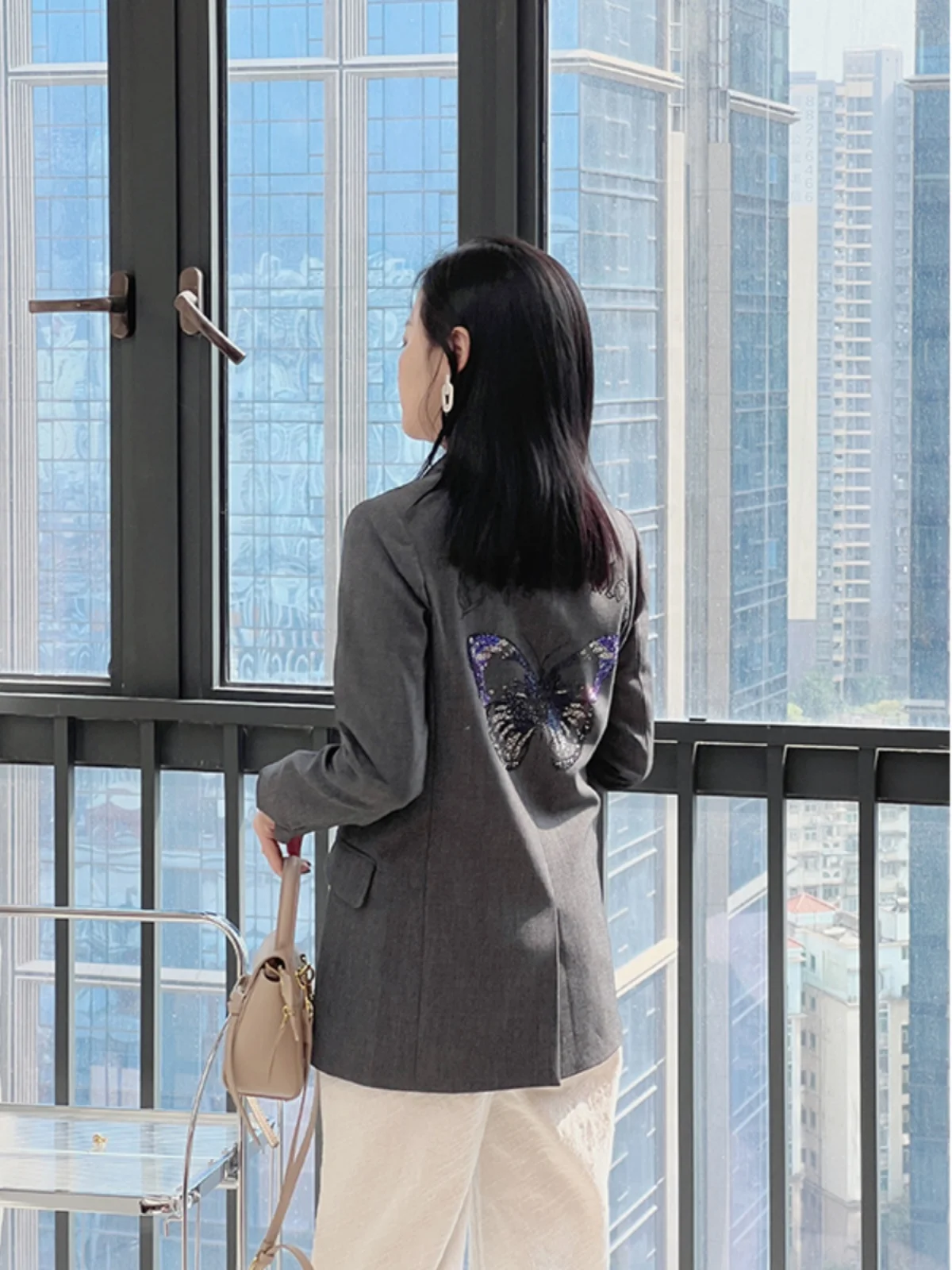 Романтический костюм с вышивкой, двойными пуговицами, высоким разрезом и длинными рукавами для женщин...
Романтический костюм с вышивкой, двойными пуговицами, высоким разрезом и длинными рукавами для женщин...