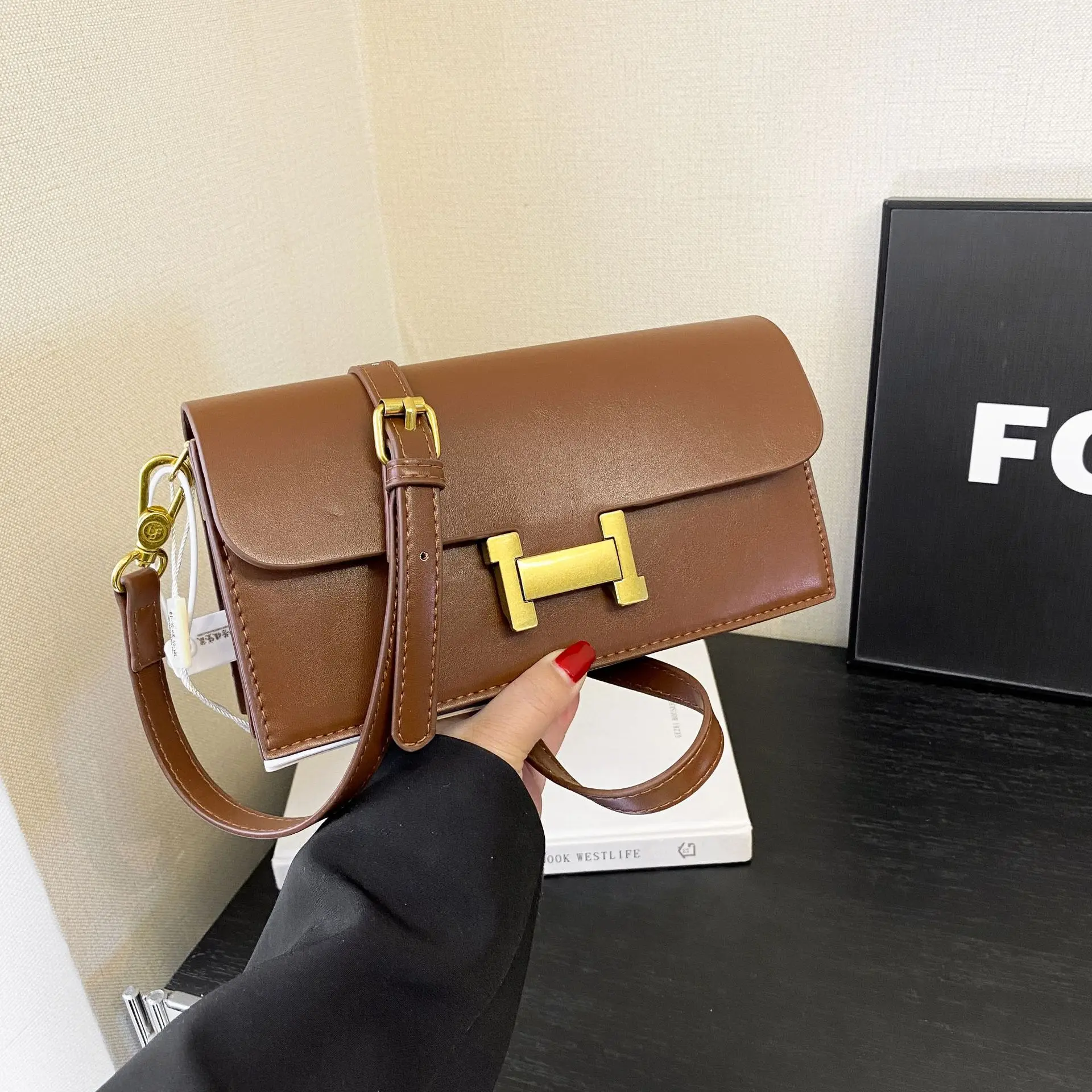  Новая корейская квадратная сумка через плечо 2025 года - женская текстурированная нишевая сумочка, модный клатч через плечо под мышками
Новая корейская квадратная сумка через плечо 2025 года - женская текстурированная нишевая сумочка, модный клатч через плечо под мышками 