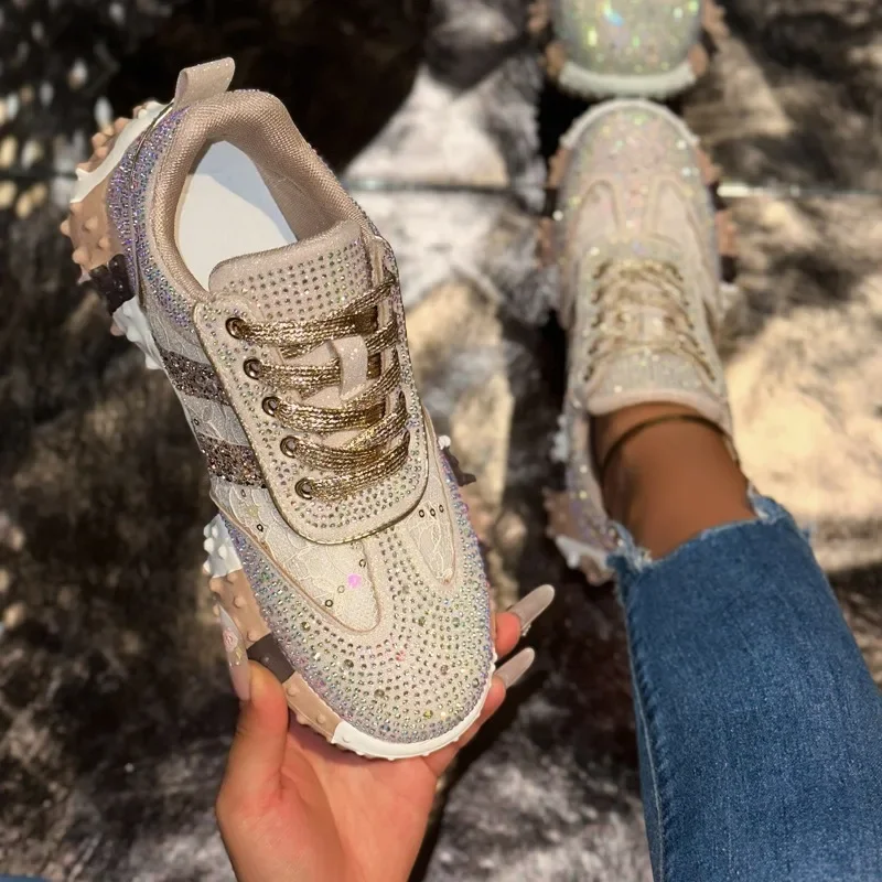 Роскошные дизайнерские кроссовки на платформе с бриллиантами Универсальные нескользящие повседневные туфли для скейтборда с бриллиантами Zapatos De Mujer
Роскошные дизайнерские кроссовки на платформе с бриллиантами Универсальные нескользящие повседневные туфли для скейтборда с бриллиантами Zapatos De Mujer