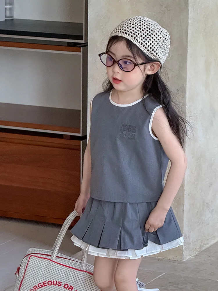 2025 летний новый детский комплект одежды без рукавов для девочек, жилет с вышивкой букв + юбки, костюм из 2 предметов, тонкий хлопковый детский милый милый комплект
2025 летний новый детский комплект одежды без рукавов для девочек, жилет с вышивкой букв + юбки, костюм из 2 предметов, тонкий хлопковый детский милый милый комплект