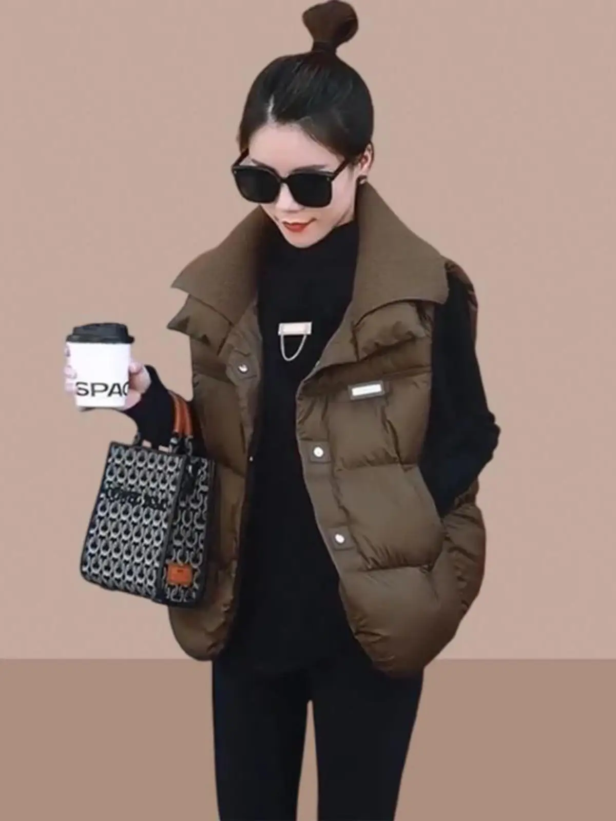 Fashionable Quilted Cotton Vest Women's Outerwear Autumn Winter New Style Small Size Warmth Polyester Fabric Zipper Closure
Fashionable Quilted Cotton Vest Women's Outerwear Autumn Winter New Style Small Size Warmth Polyester Fabric Zipper Closure
